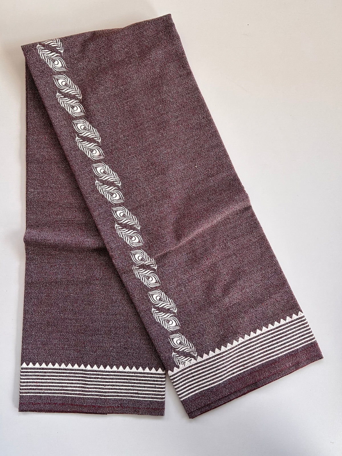 Kaitharikada - Single Kaily / Lungi - Mixed Cotton - 40s twisted - 1.5 inch White  Peacock Feather Printed kara with Maroon , Black & White Shaded colour body (2 meter / 4 muzham) - 20 KK8083 GAN