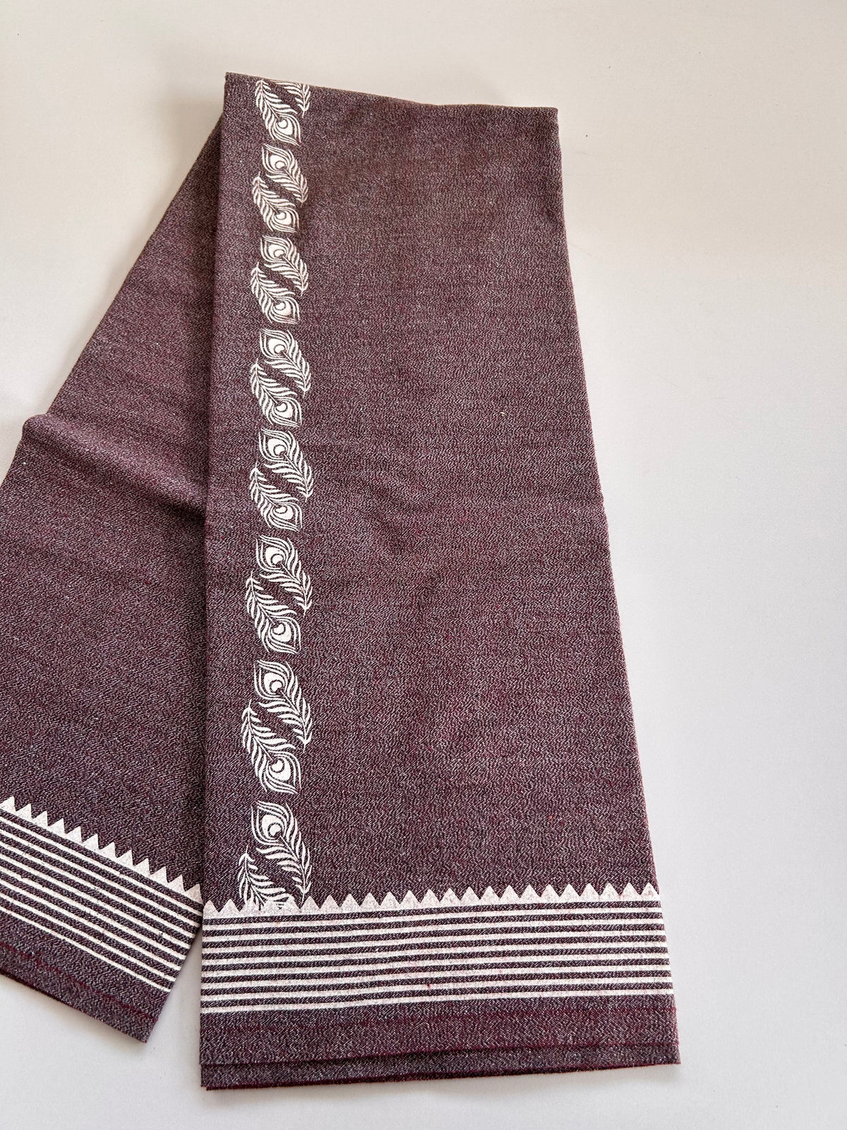Kaitharikada - Single Kaily / Lungi - Mixed Cotton - 40s twisted - 1.5 inch White  Peacock Feather Printed kara with Maroon , Black & White Shaded colour body (2 meter / 4 muzham) - 20 KK8083 GAN