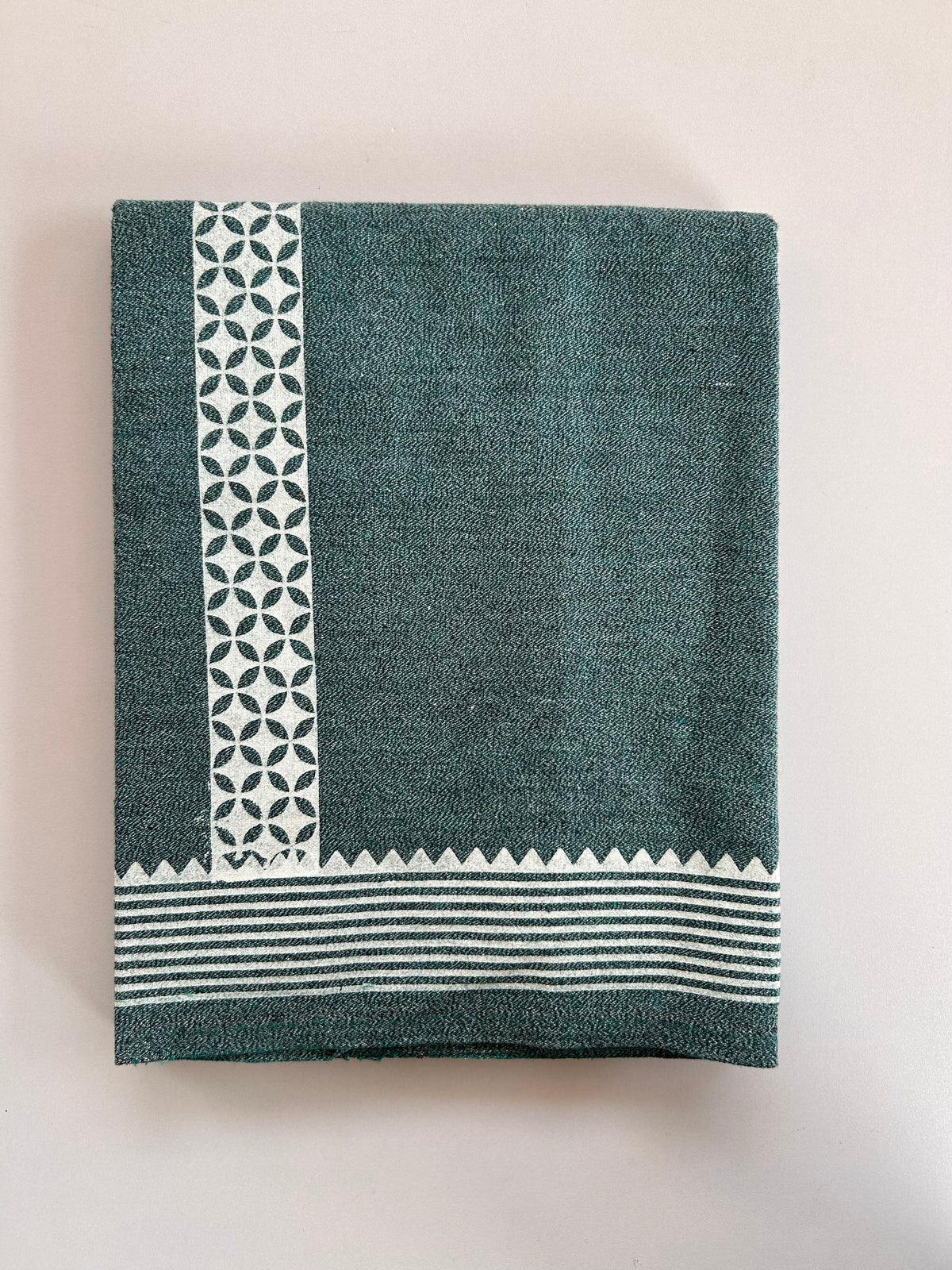Kaitharikada - Single Kaily / Lungi - Mixed Cotton - 40s twisted - 1.5 inch White Printed kara with Green , Black & White Shaded colour body (2 meter / 4 muzham) - 16 KK8083 GAN