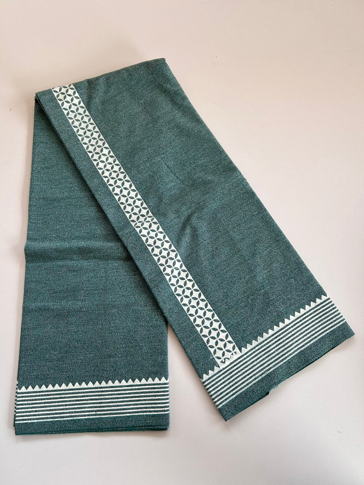 Kaitharikada - Single Kaily / Lungi - Mixed Cotton - 40s twisted - 1.5 inch White Printed kara with Green , Black & White Shaded colour body (2 meter / 4 muzham) - 16 KK8083 GAN