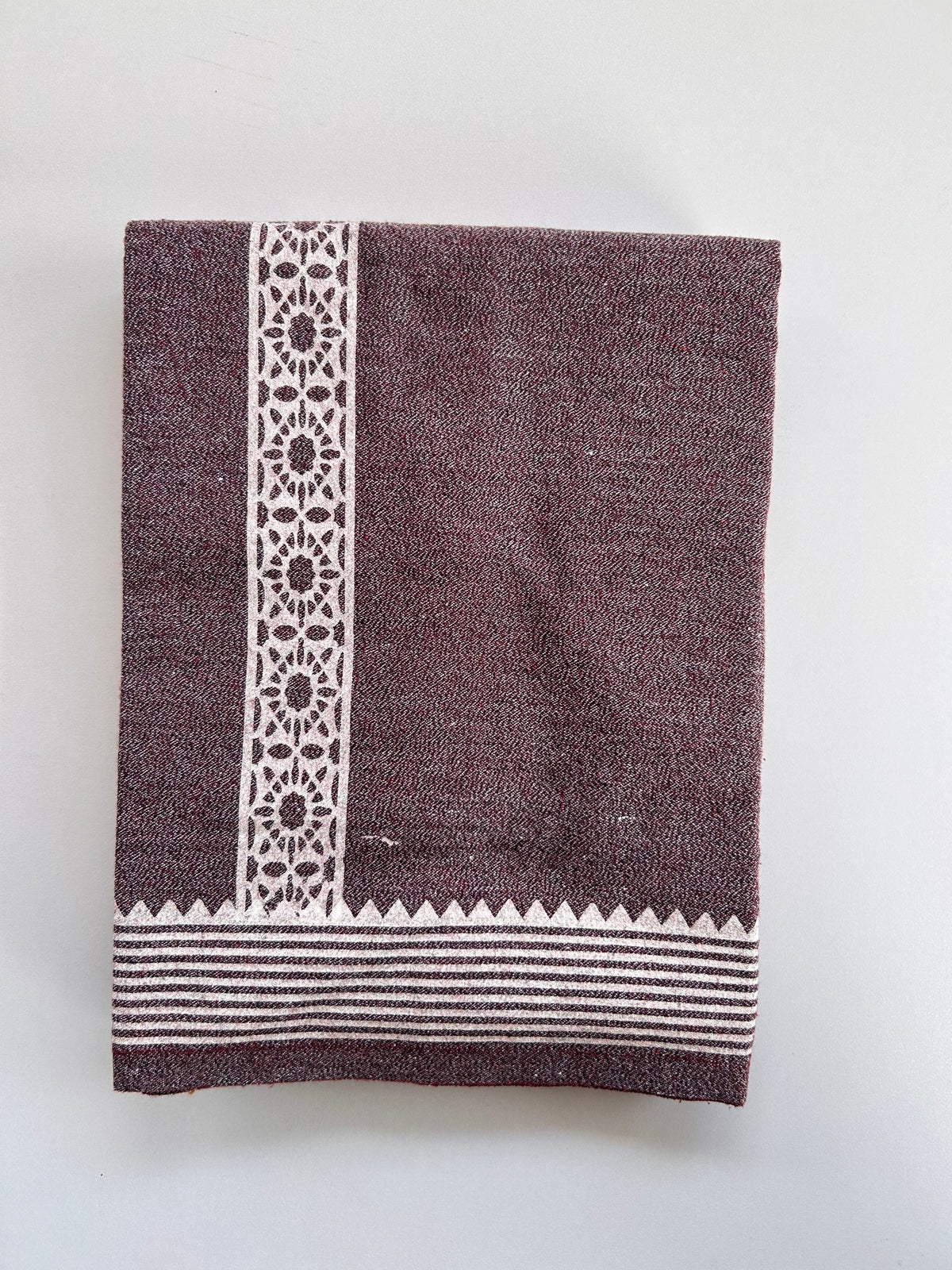 Kaitharikada - Single Kaily / Lungi - Mixed Cotton - 40s twisted - 1.5 inch White Printed kara with Maroon , Black & White Shaded colour body (2 meter / 4 muzham) - 19 KK8083 GAN