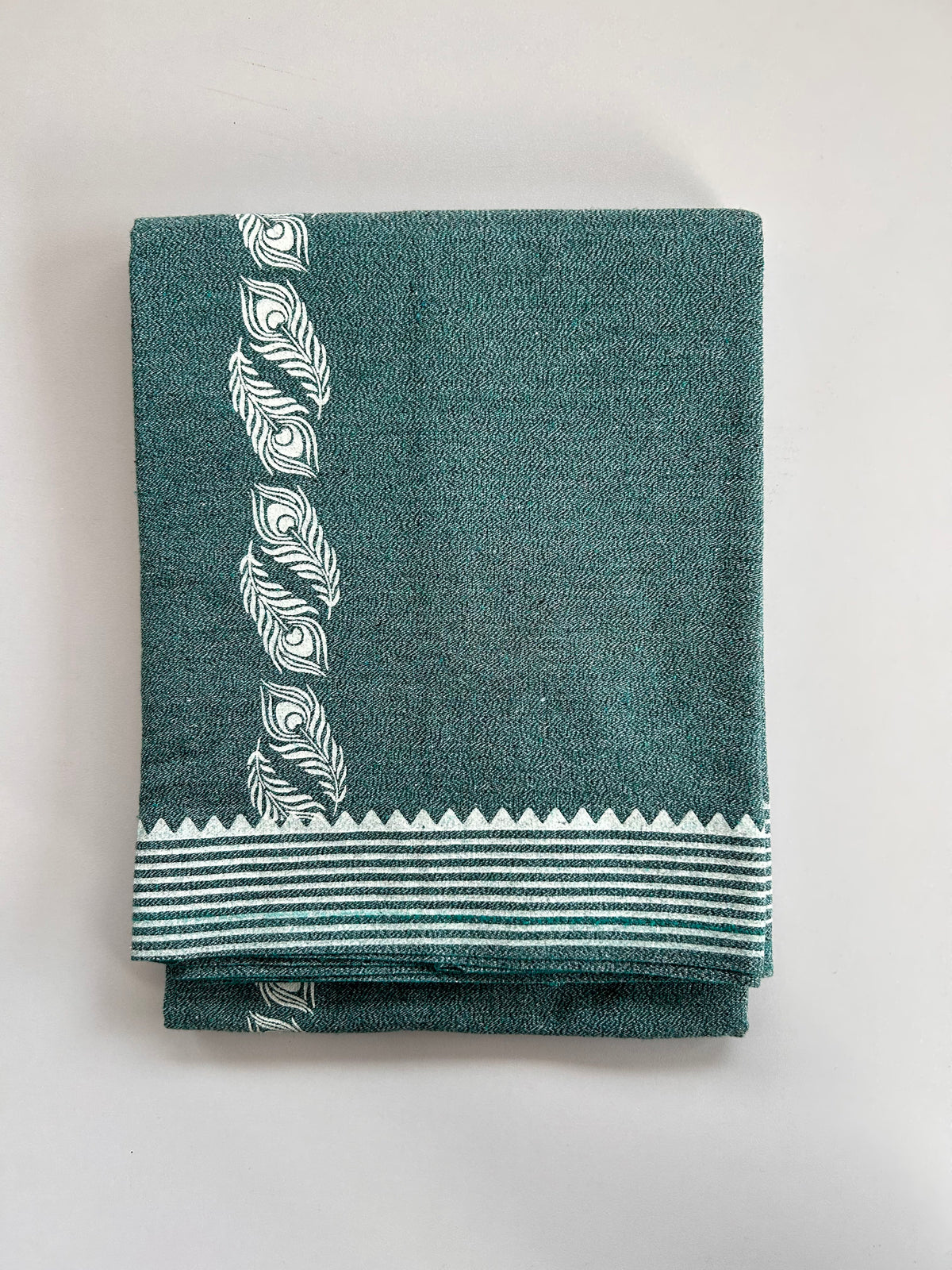 Kaitharikada - Single Kaily / Lungi - Mixed Cotton - 40s twisted - 1.5 inch White Peacock Feather Printed kara with Peacock Blue , Black & White Shaded colour body (2 meter / 4 muzham) - 6 KK8083 GAN