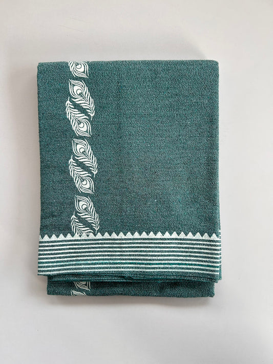 Kaitharikada - Single Kaily / Lungi - Mixed Cotton - 40s twisted - 1.5 inch White Peacock Feather Printed kara with Peacock Blue , Black & White Shaded colour body (2 meter / 4 muzham) - 6 KK8083 GAN