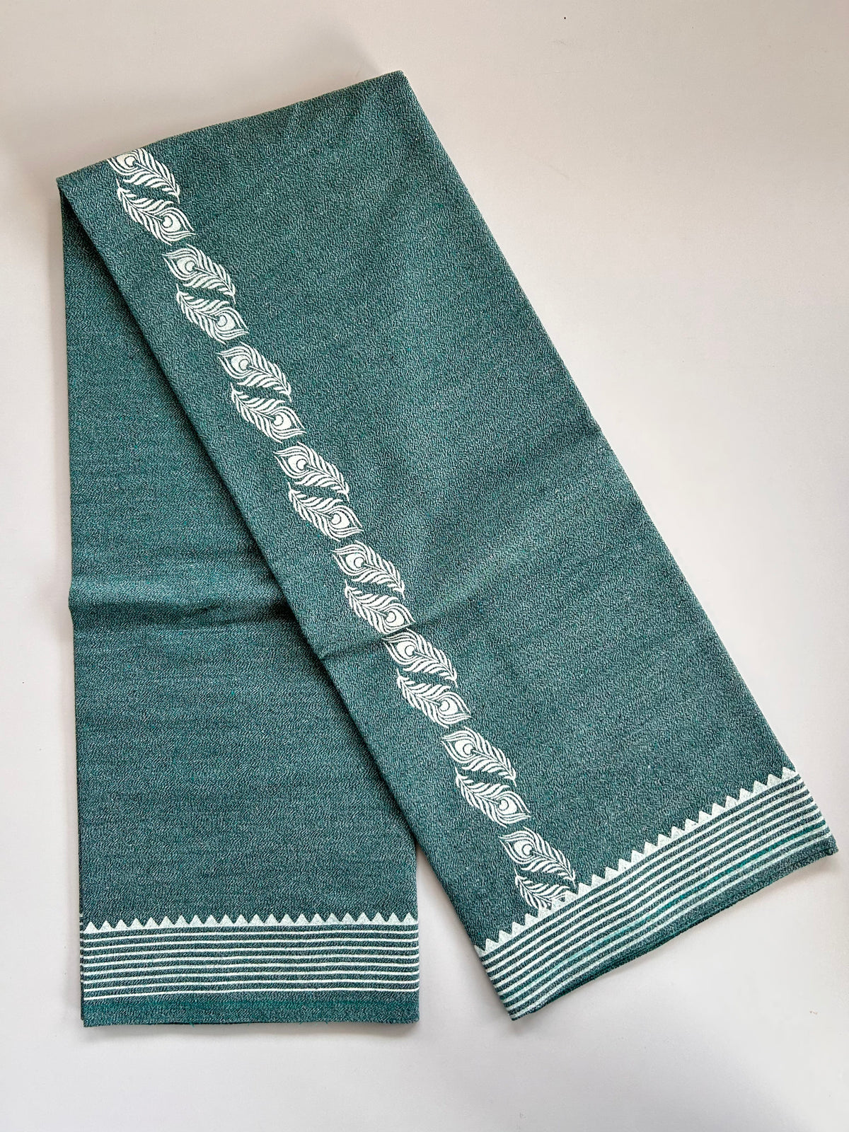 Kaitharikada - Single Kaily / Lungi - Mixed Cotton - 40s twisted - 1.5 inch White Peacock Feather Printed kara with Peacock Blue , Black & White Shaded colour body (2 meter / 4 muzham) - 6 KK8083 GAN