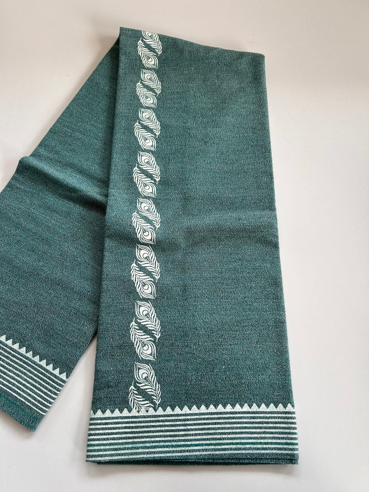 Kaitharikada - Single Kaily / Lungi - Mixed Cotton - 40s twisted - 1.5 inch White Peacock Feather Printed kara with Peacock Blue , Black & White Shaded colour body (2 meter / 4 muzham) - 6 KK8083 GAN