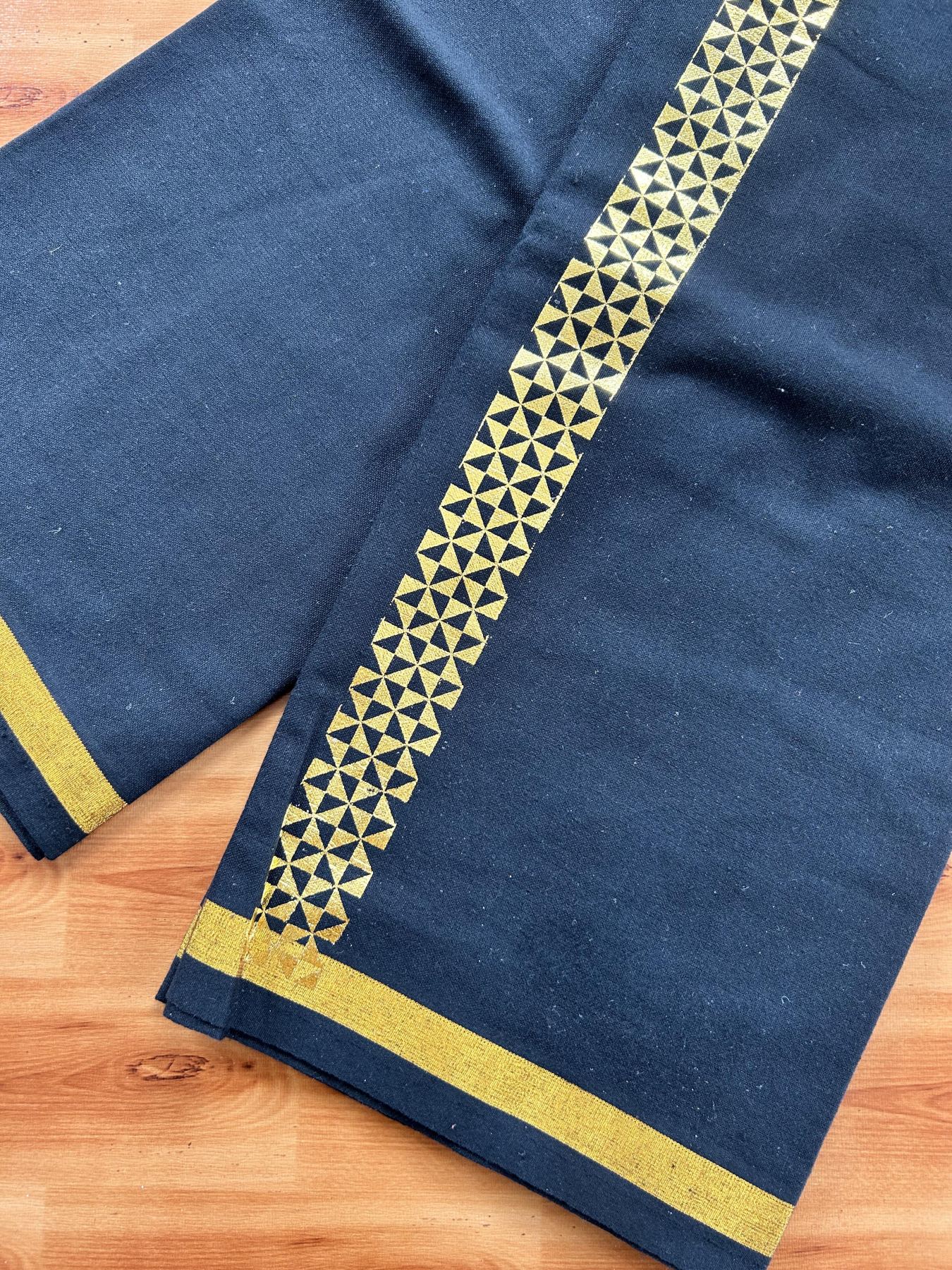 Kaitharikada - Single Kaily / Lungi - Mixed Cotton - 40s twisted - 1.5 inch  Dark Gold Kasav Printed Design kara with Black colour body (2 meter / 4 muzham) - 11 KK8058 GAN