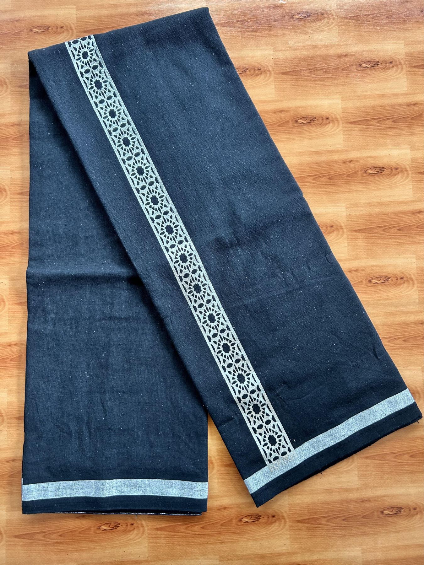 Kaitharikada - Single Kaily / Lungi - Mixed Cotton - 40s twisted - 1.5 inch Silver Kasav Printed Design Kara with Black colour body (2 meter / 4 muzham) - 20 KK8058 GAN