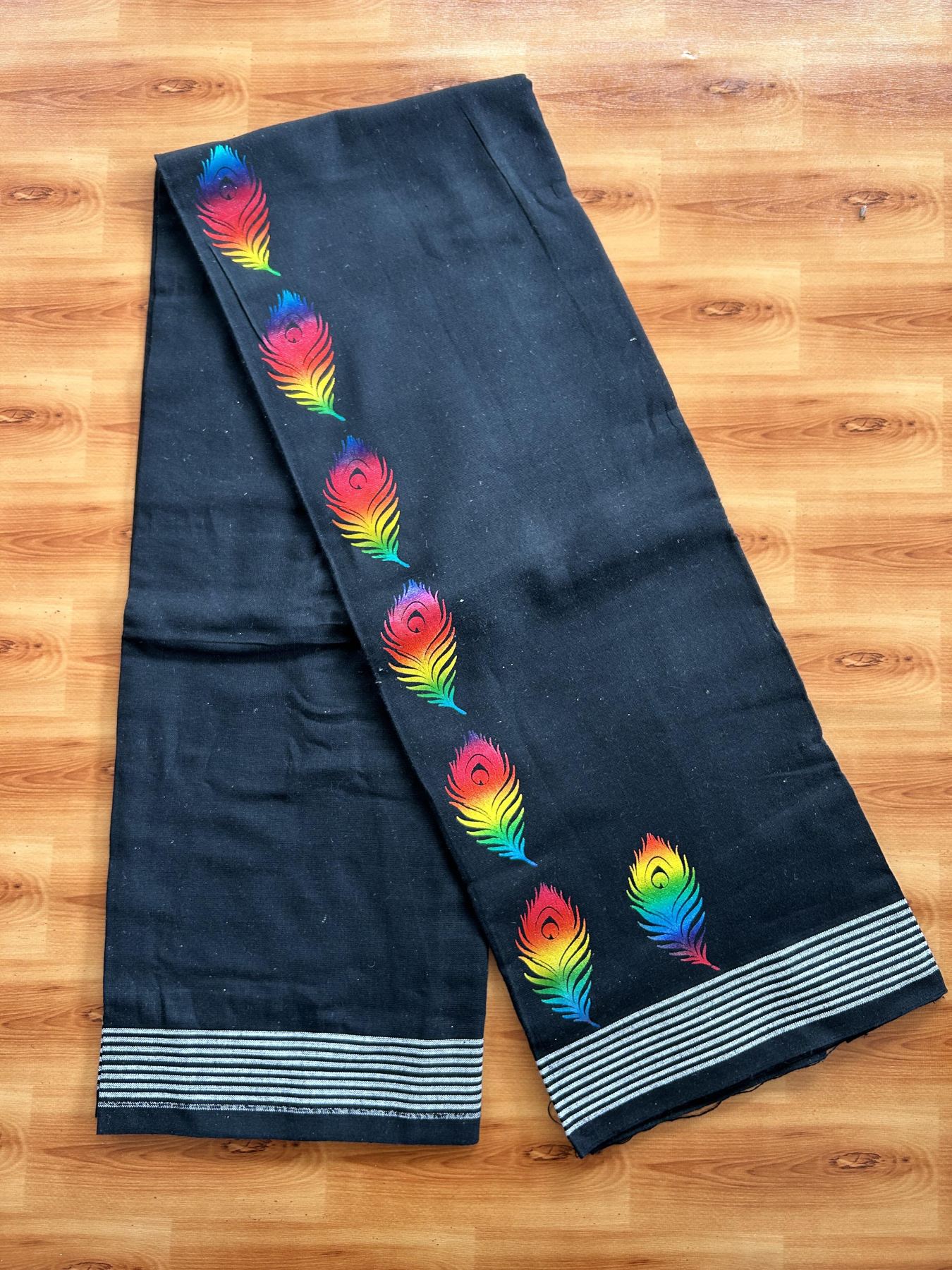 Kaitharikada - Single Kaily / Lungi - Mixed Cotton - 40s twisted - 1.5 inch Multi Colour Peacock Feather Printed Design Kara with Black colour body (2 meter / 4 muzham) - 17 KK8058 GAN