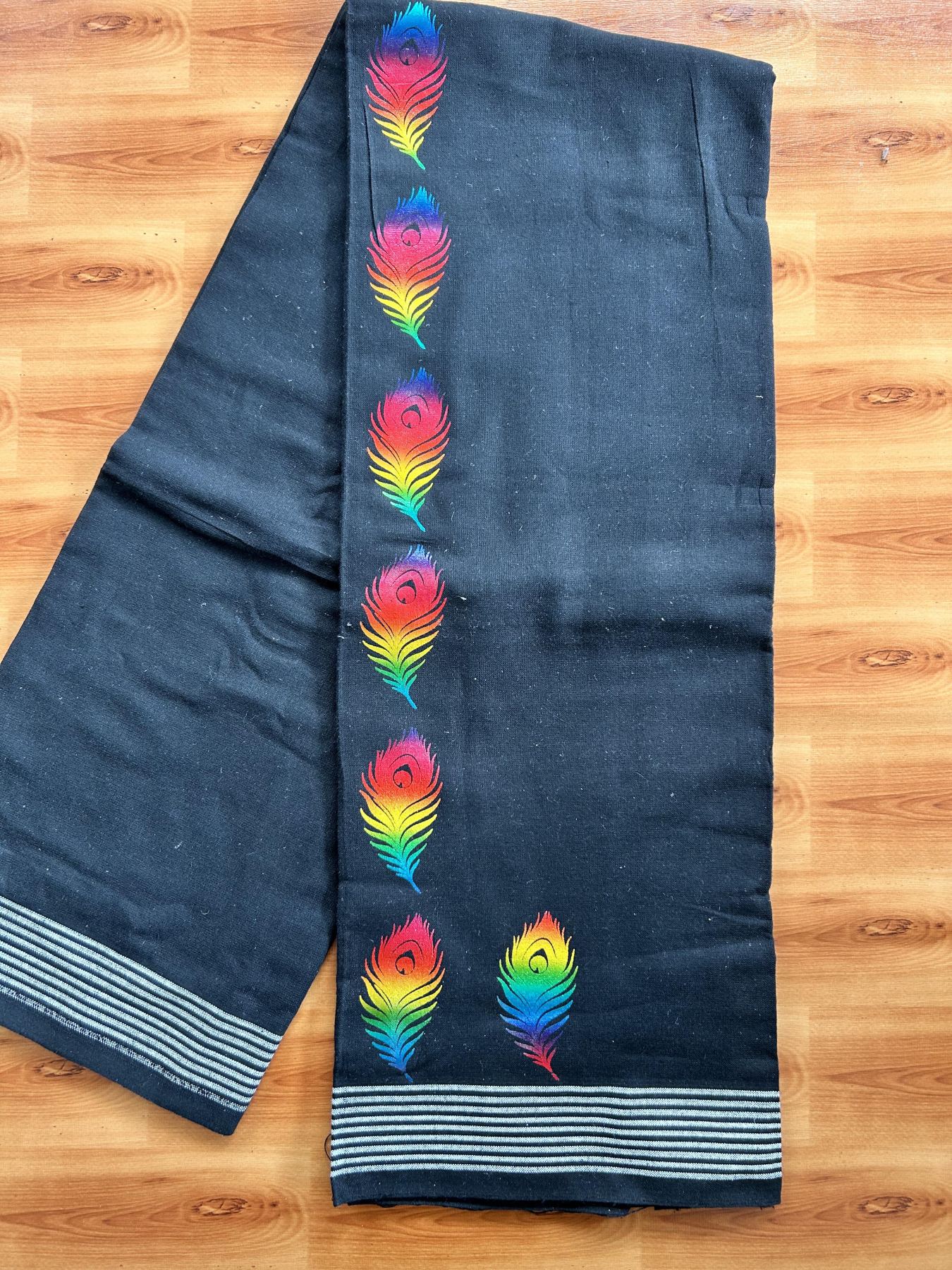 Kaitharikada - Single Kaily / Lungi - Mixed Cotton - 40s twisted - 1.5 inch Multi Colour Peacock Feather Printed Design Kara with Black colour body (2 meter / 4 muzham) - 17 KK8058 GAN