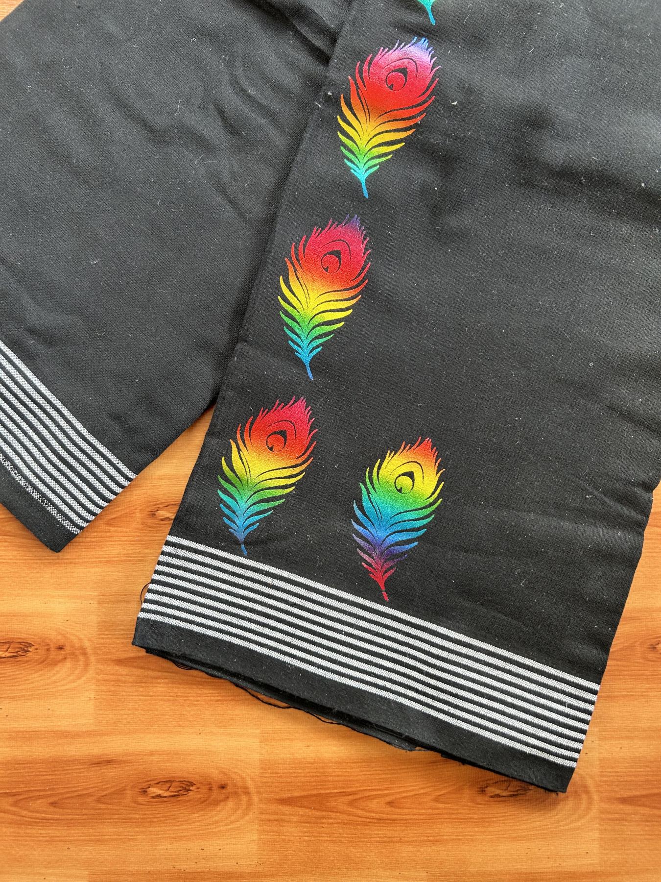 Kaitharikada - Single Kaily / Lungi - Mixed Cotton - 40s twisted - 1.5 inch Multi Colour Peacock Feather Printed Design Kara with Black colour body (2 meter / 4 muzham) - 17 KK8058 GAN