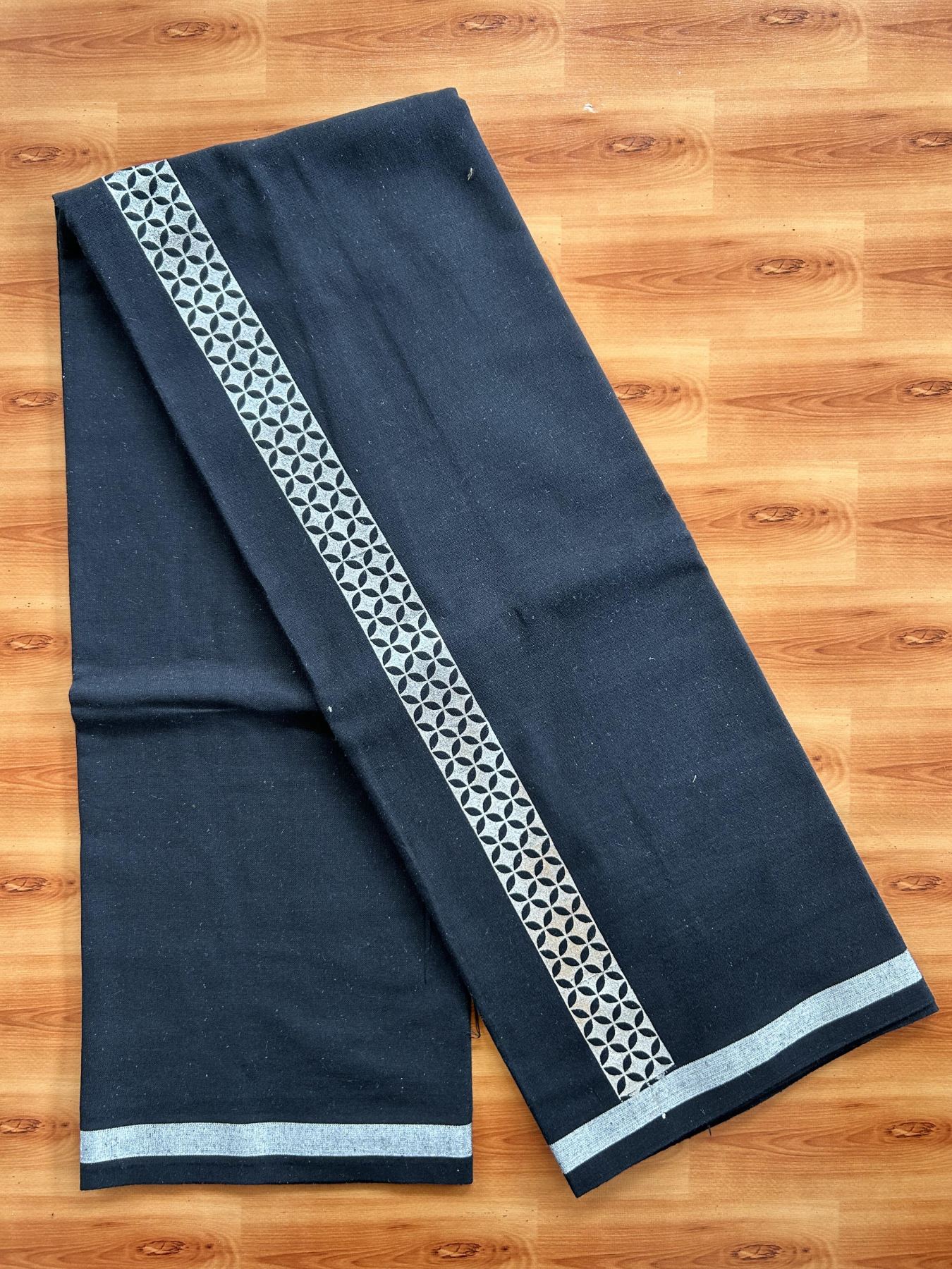 Kaitharikada - Single Kaily / Lungi - Mixed Cotton - 40s twisted - 1.5 inch Silver Kasav Petals Printed Design Kara with Black colour body (2 meter / 4 muzham) - 19 KK8058 GAN