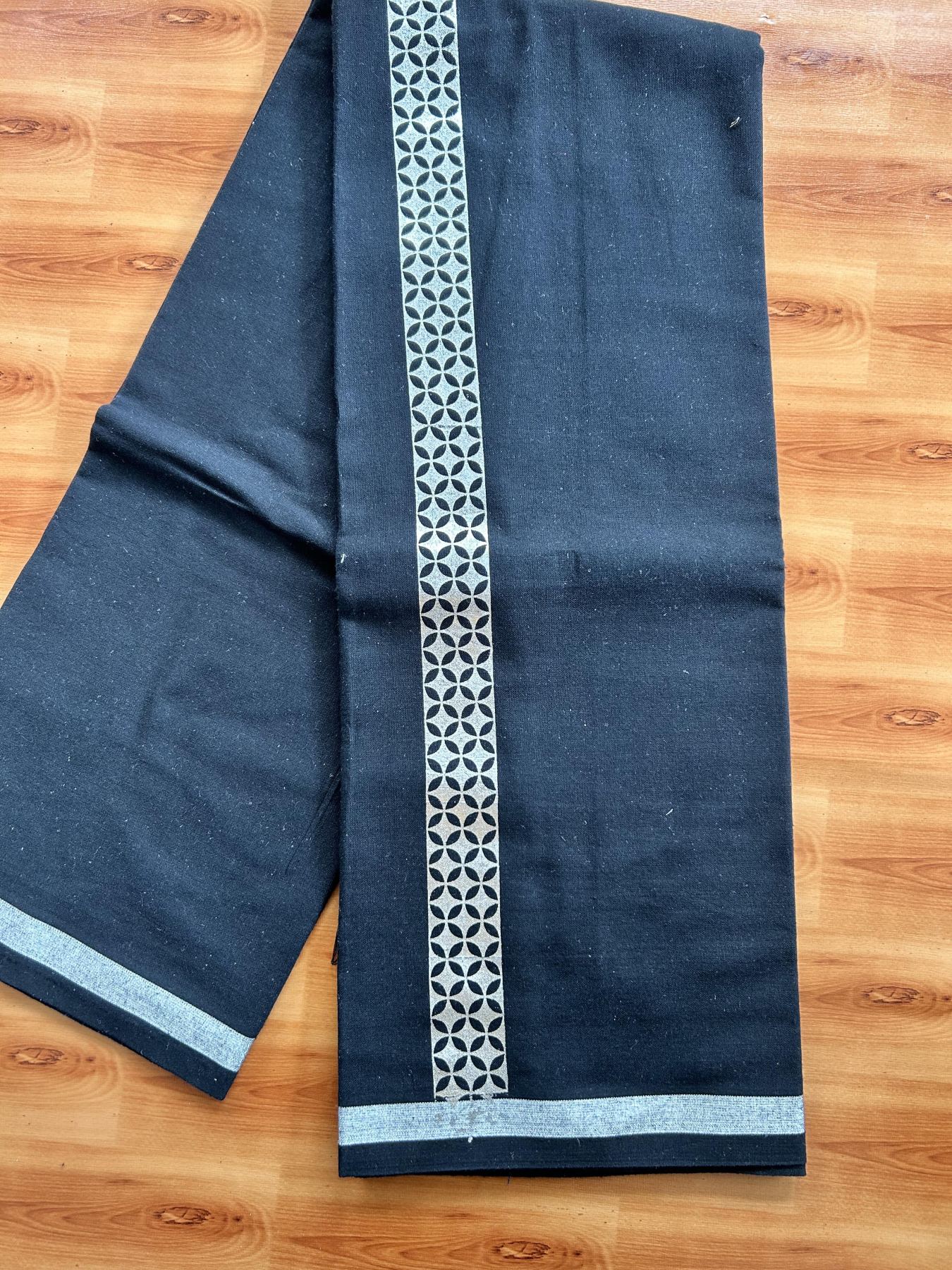 Kaitharikada - Single Kaily / Lungi - Mixed Cotton - 40s twisted - 1.5 inch Silver Kasav Petals Printed Design Kara with Black colour body (2 meter / 4 muzham) - 19 KK8058 GAN