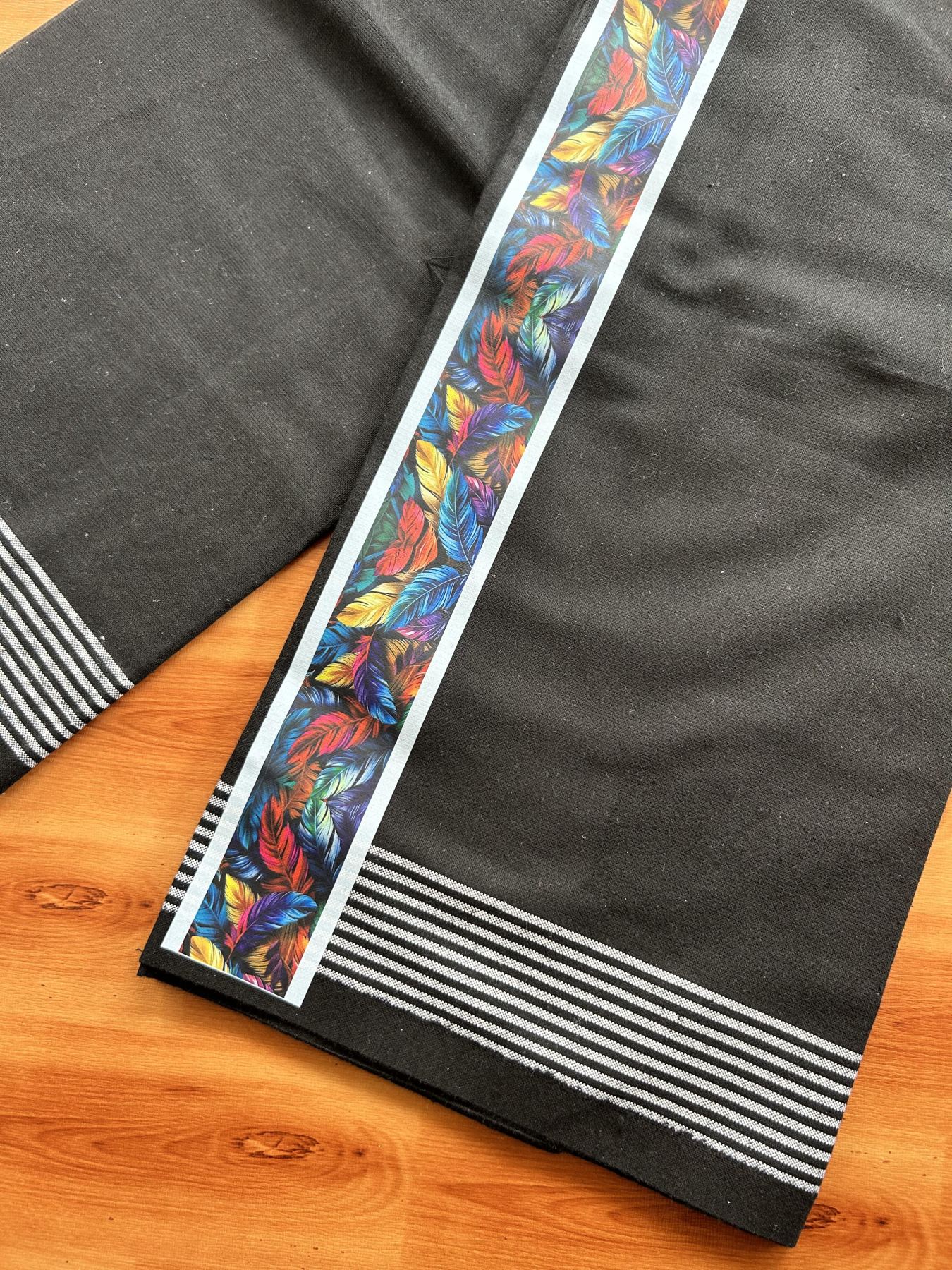 Kaitharikada - Single Kaily / Lungi - Mixed Cotton - 40s twisted - 2 inch Multi Colour Feather Printed Design Kara with Black colour body (2 meter / 4 muzham) - 27 KK8058 GAN