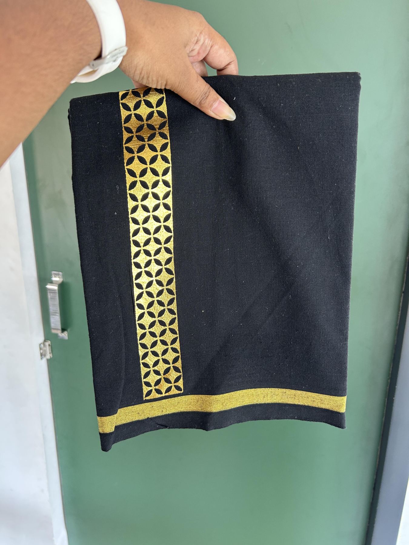 Kaitharikada - Single Kaily / Lungi - Mixed Cotton - 40s twisted - 1.5 inch Light Gold Kasav Printed Design kara with Black colour body (2 meter / 4 muzham) - 15 KK8058 GAN