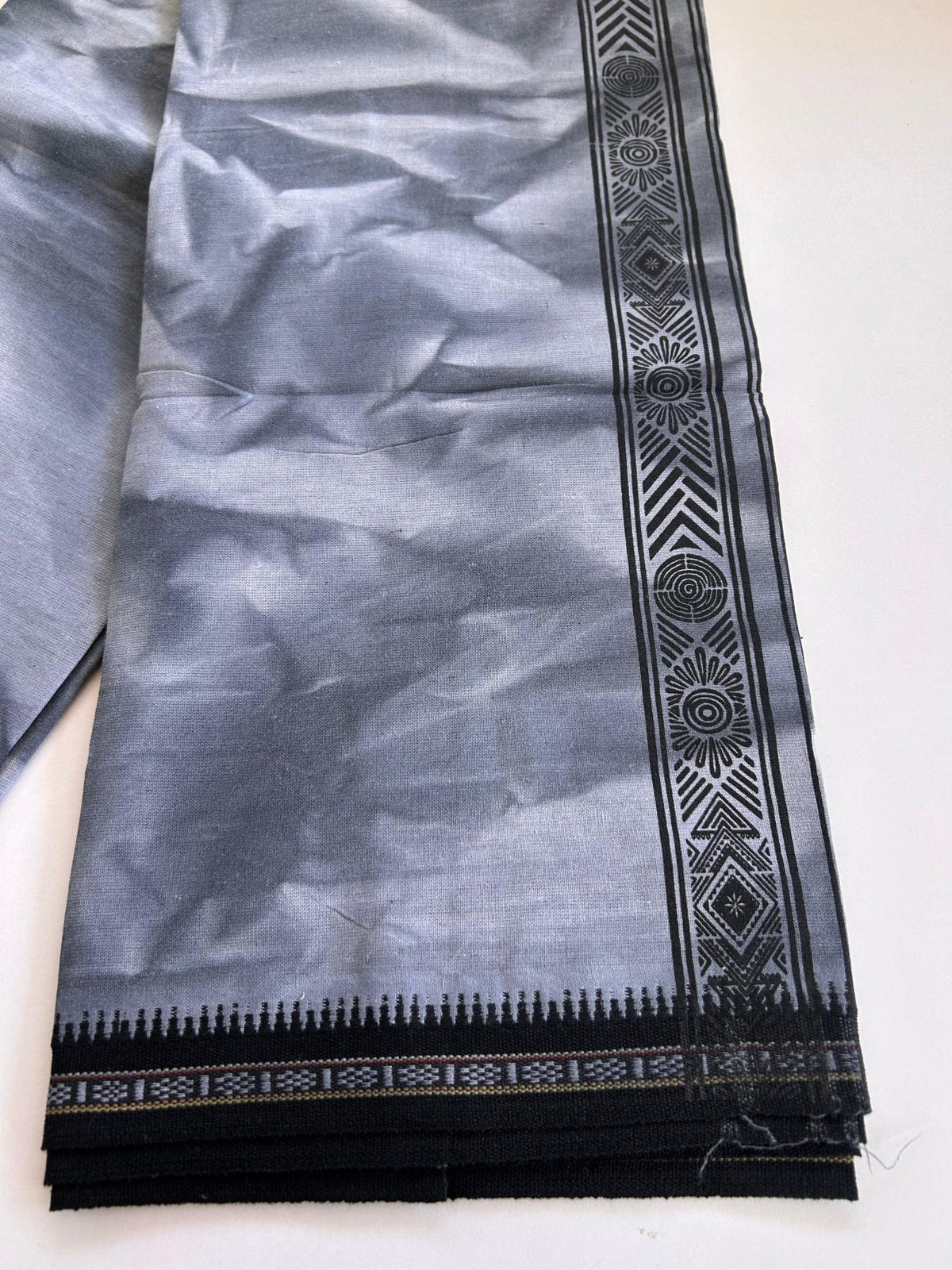 Single Kaily / Lungi - Kaitharikada - Mixed Cotton - 40s twisted - 1.5 inch Black Printed Design Kara With Ash Grey & White Shaded Colour Body (2 meter / 4 muzham) -  52 KK8088 SAT