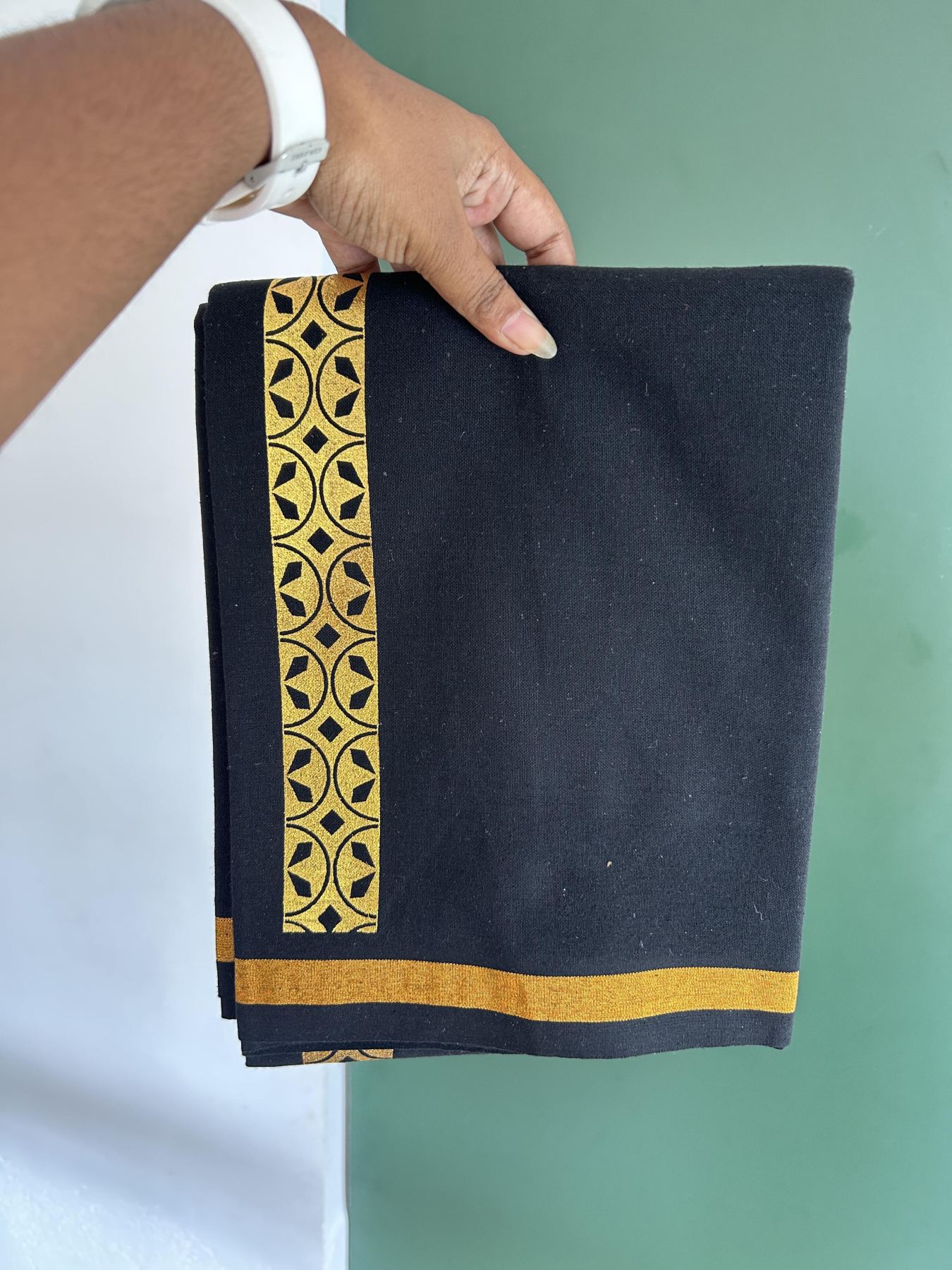 Kaitharikada - Single Kaily / Lungi - Mixed Cotton - 40s twisted - 1.5 inch  Dark Gold Kasav Printed Design kara with Black colour body (2 meter / 4 muzham) - 14 KK8058 GAN