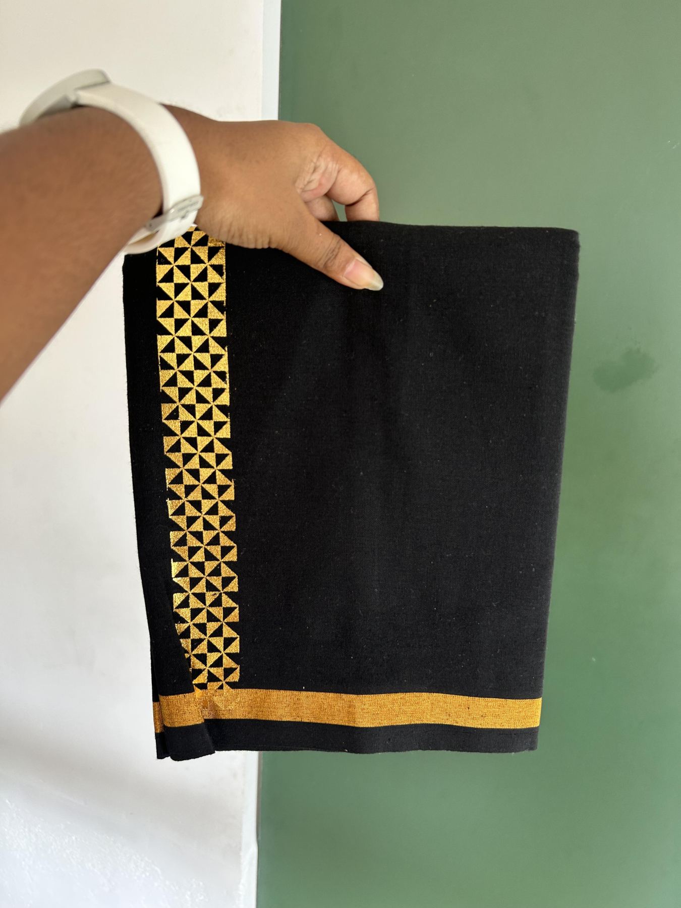 Kaitharikada - Single Kaily / Lungi - Mixed Cotton - 40s twisted - 1.5 inch  Dark Gold Kasav Printed Design kara with Black colour body (2 meter / 4 muzham) - 11 KK8058 GAN