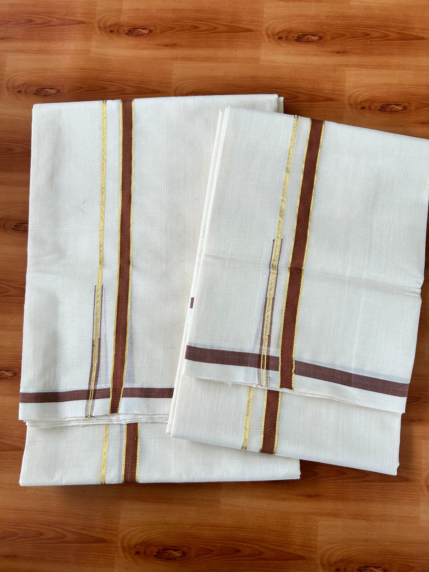 Off White Single Set Mundu 25% Discount !! KaithariKada Handloom Millpaav Balaramapuram - 100% Pure Cotton - 80X90 - 1 cm Puliyilakkara Gold Kasav & Brown Chutty Kara - Mundu 2 mtr & Neriyath 2.45 mtr - 6 KK5458 SOM