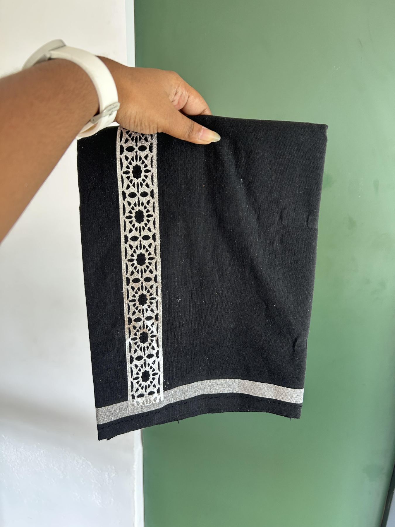 Kaitharikada - Single Kaily / Lungi - Mixed Cotton - 40s twisted - 1.5 inch Silver Kasav Printed Design Kara with Black colour body (2 meter / 4 muzham) - 20 KK8058 GAN