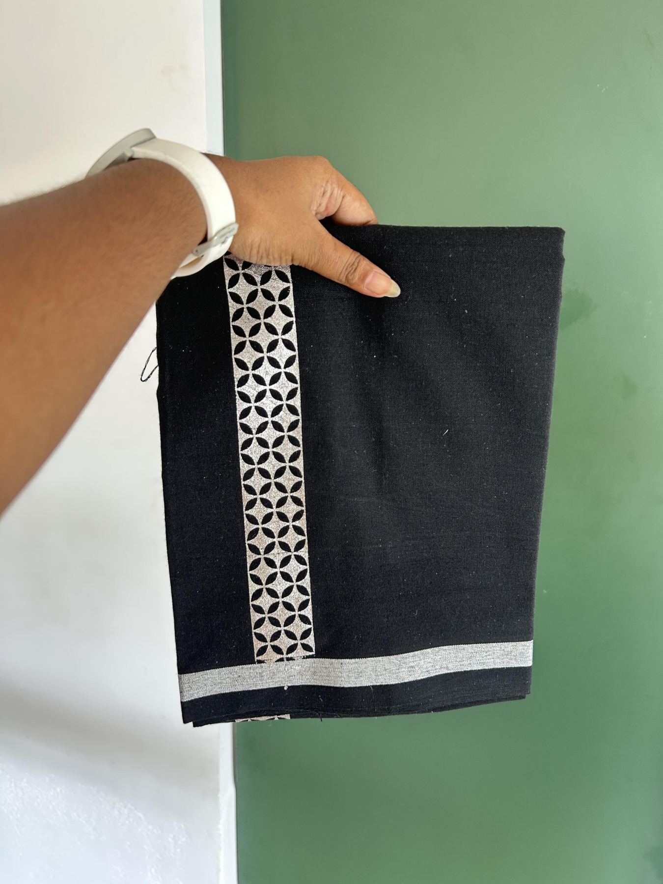 Kaitharikada - Single Kaily / Lungi - Mixed Cotton - 40s twisted - 1.5 inch Silver Kasav Petals Printed Design Kara with Black colour body (2 meter / 4 muzham) - 19 KK8058 GAN
