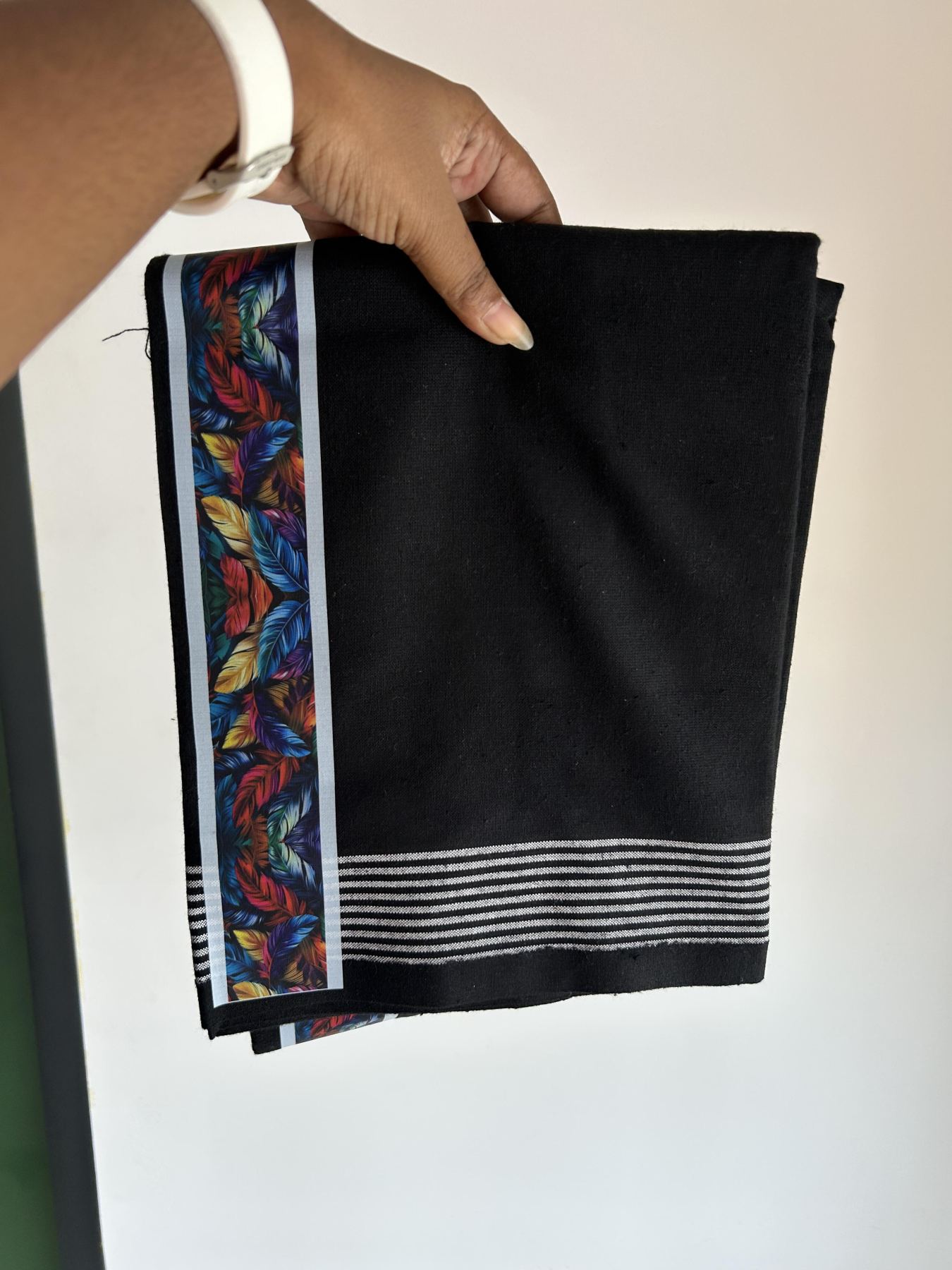 Kaitharikada - Single Kaily / Lungi - Mixed Cotton - 40s twisted - 2 inch Multi Colour Feather Printed Design Kara with Black colour body (2 meter / 4 muzham) - 27 KK8058 GAN