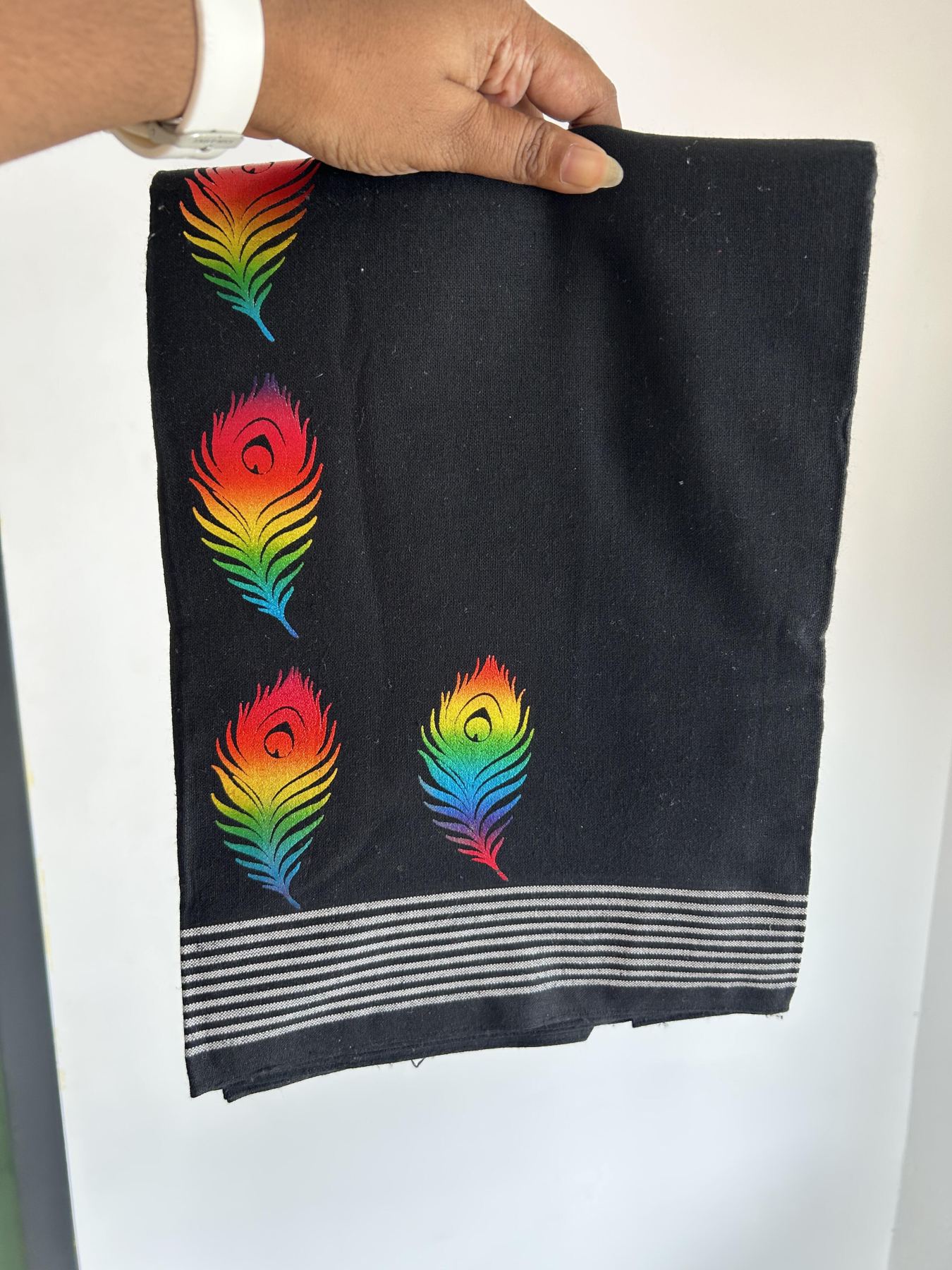 Kaitharikada - Single Kaily / Lungi - Mixed Cotton - 40s twisted - 1.5 inch Multi Colour Peacock Feather Printed Design Kara with Black colour body (2 meter / 4 muzham) - 17 KK8058 GAN