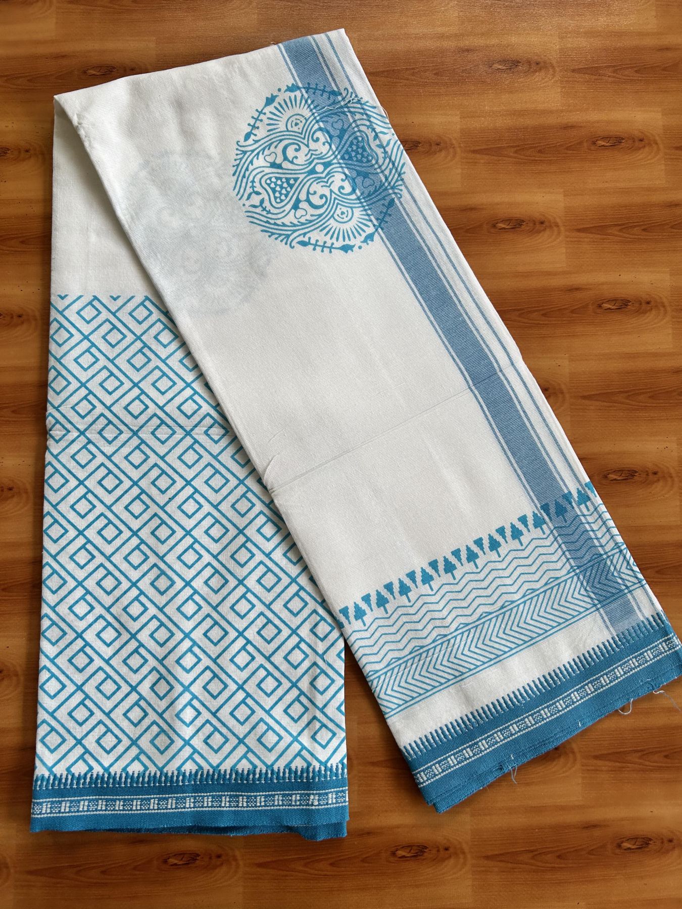 Kaitharikada - Single Kaily / Lungi - Mixed Cotton - 40s twisted - 1.25 inch Blue Printed Design kara with Kuppadam Border  White colour body (2 meter / 4 muzham) - 1 KK8058 GAN