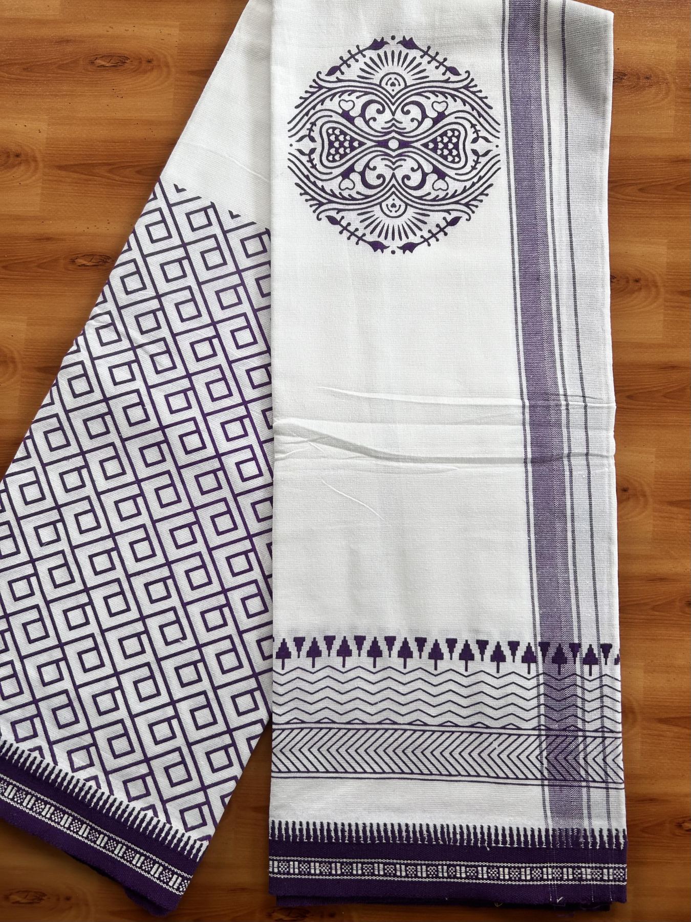 Kaitharikada - Single Kaily / Lungi - Mixed Cotton - 40s twisted - 1.25 inch Violet Printed Design kara with Kuppadam Border  White colour body (2 meter / 4 muzham) - 6 KK8058 GAN