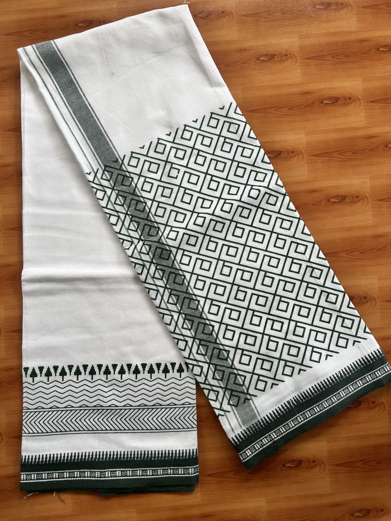 Kaitharikada - Single Kaily / Lungi - Mixed Cotton - 40s twisted - 1.25 inch Green Printed Design kara with Kuppadam Border  White colour body (2 meter / 4 muzham) - 5 KK8058 GAN