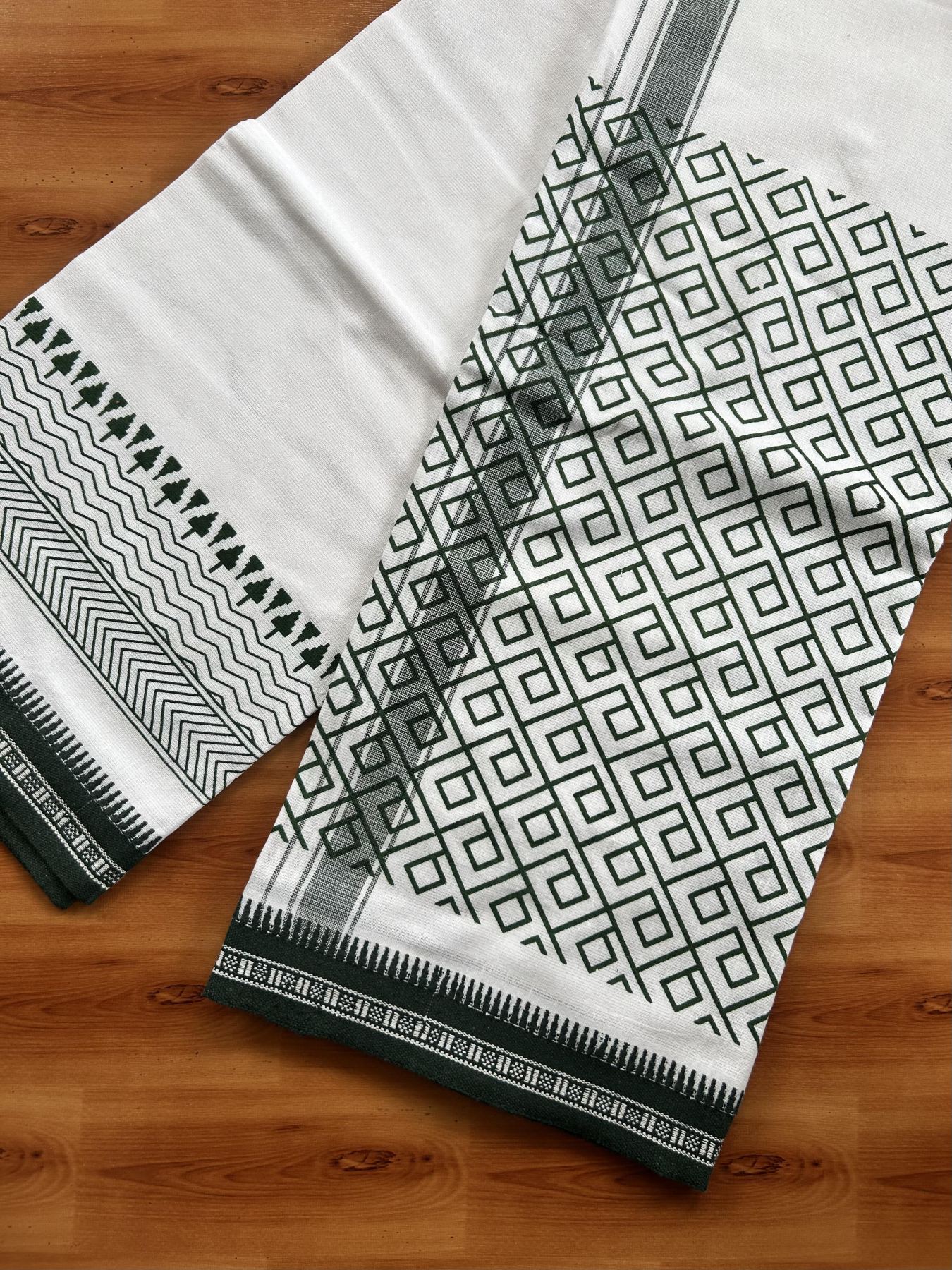 Kaitharikada - Single Kaily / Lungi - Mixed Cotton - 40s twisted - 1.25 inch Green Printed Design kara with Kuppadam Border  White colour body (2 meter / 4 muzham) - 5 KK8058 GAN