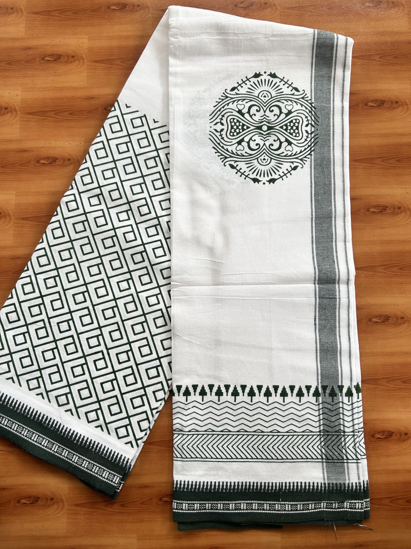 Kaitharikada - Single Kaily / Lungi - Mixed Cotton - 40s twisted - 1.25 inch Green Printed Design kara with Kuppadam Border  White colour body (2 meter / 4 muzham) - 5 KK8058 GAN