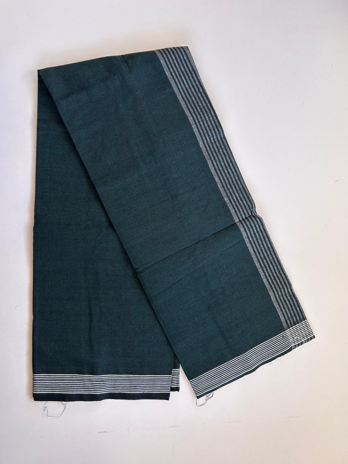 Kaitharikada - Single Kaily / Lungi - Mixed Cotton - (2/40s) twisted - 2.5 inch White Striped kara with Peacock Blue & Black Shaded colour body (2 meter / 4 muzham) - 2 KK8089 SAT