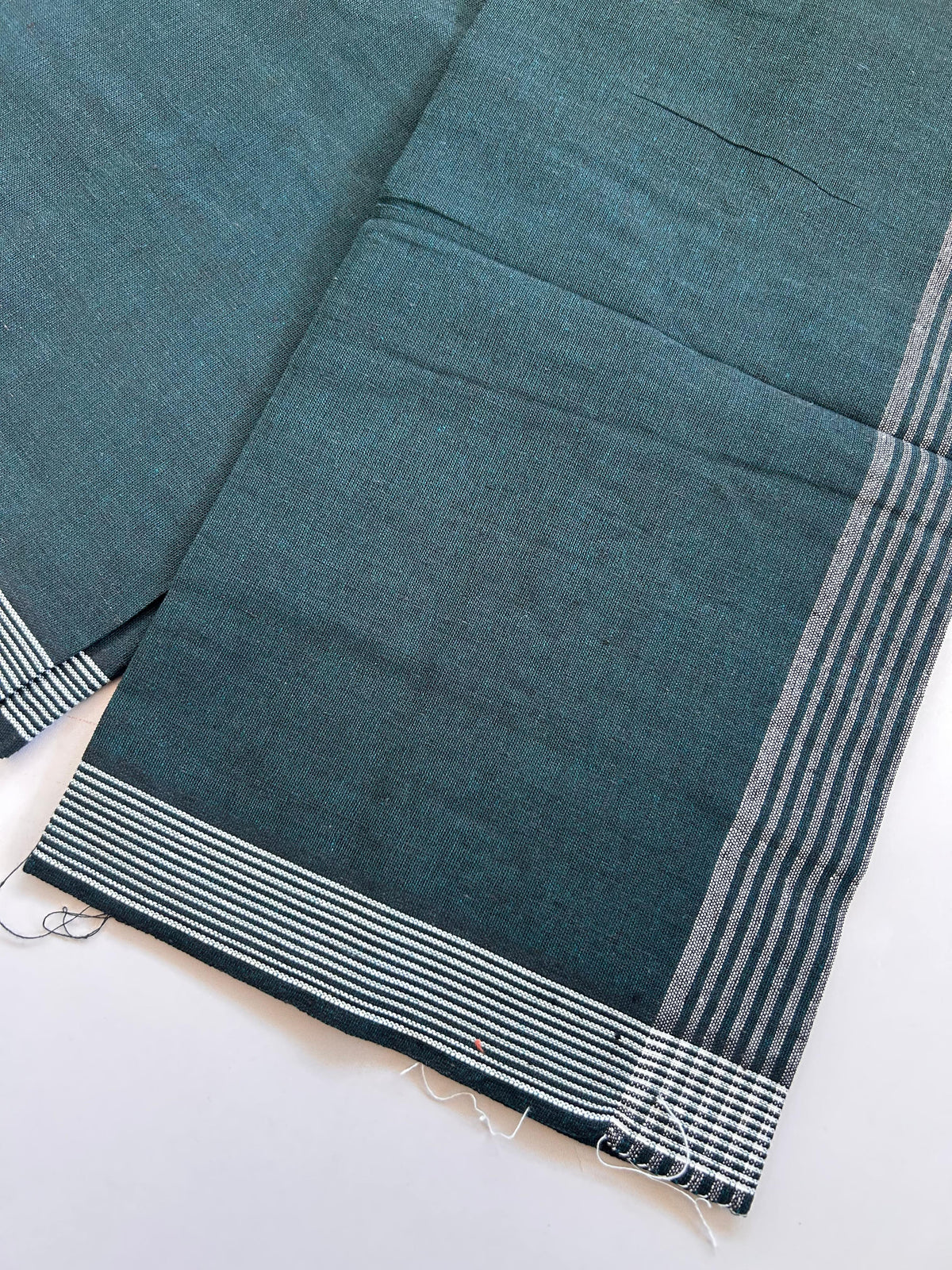 Kaitharikada - Single Kaily / Lungi - Mixed Cotton - (2/40s) twisted - 2.5 inch White Striped kara with Peacock Blue & Black Shaded colour body (2 meter / 4 muzham) - 2 KK8089 SAT