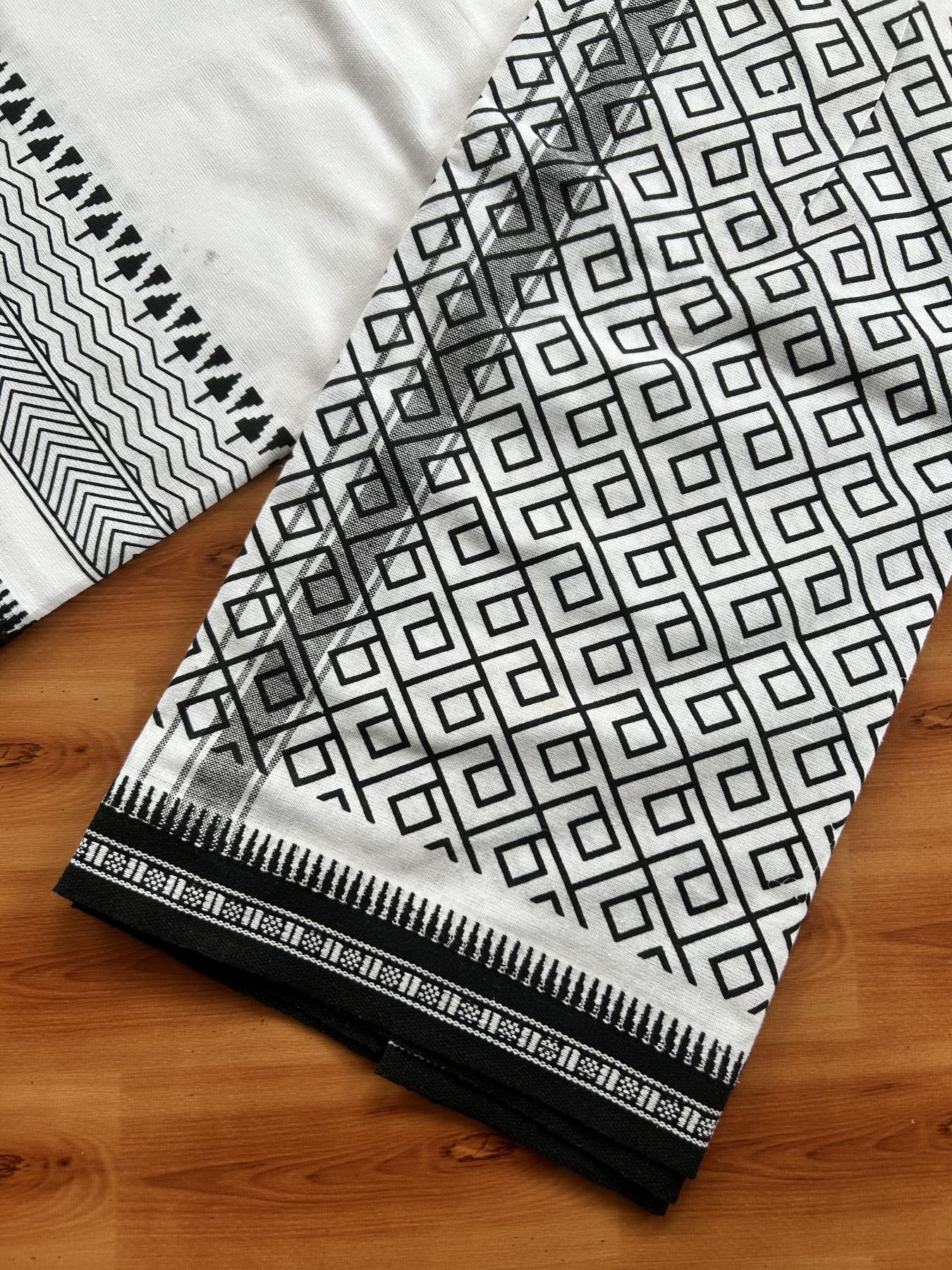 Kaitharikada - Single Kaily / Lungi - Mixed Cotton - 40s twisted - 1 inch Black Printed Design kara with Kuppadam Border  White colour body (2 meter / 4 muzham) - 3 KK8058 GAN