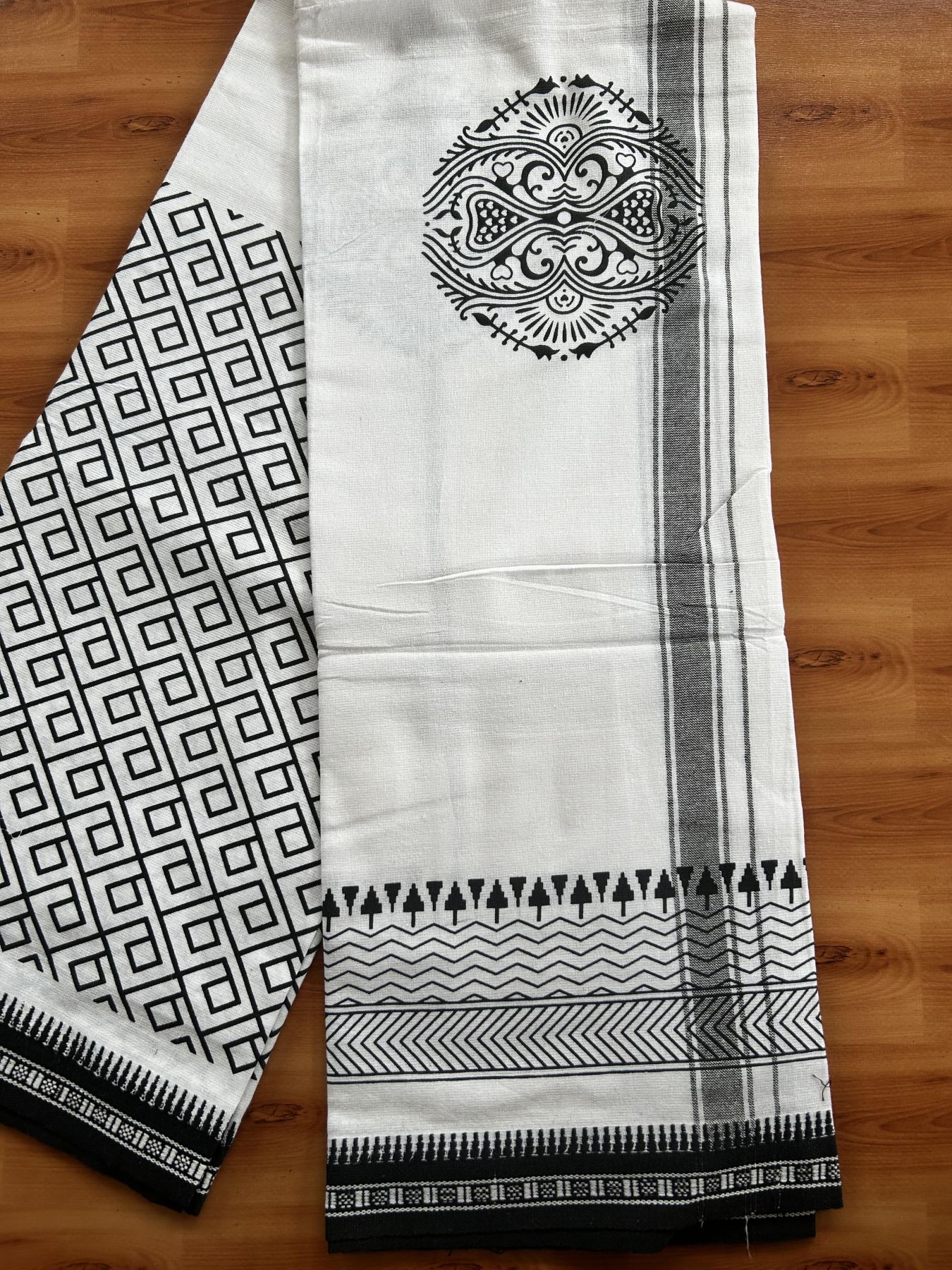 Kaitharikada - Single Kaily / Lungi - Mixed Cotton - 40s twisted - 1 inch Black Printed Design kara with Kuppadam Border  White colour body (2 meter / 4 muzham) - 3 KK8058 GAN
