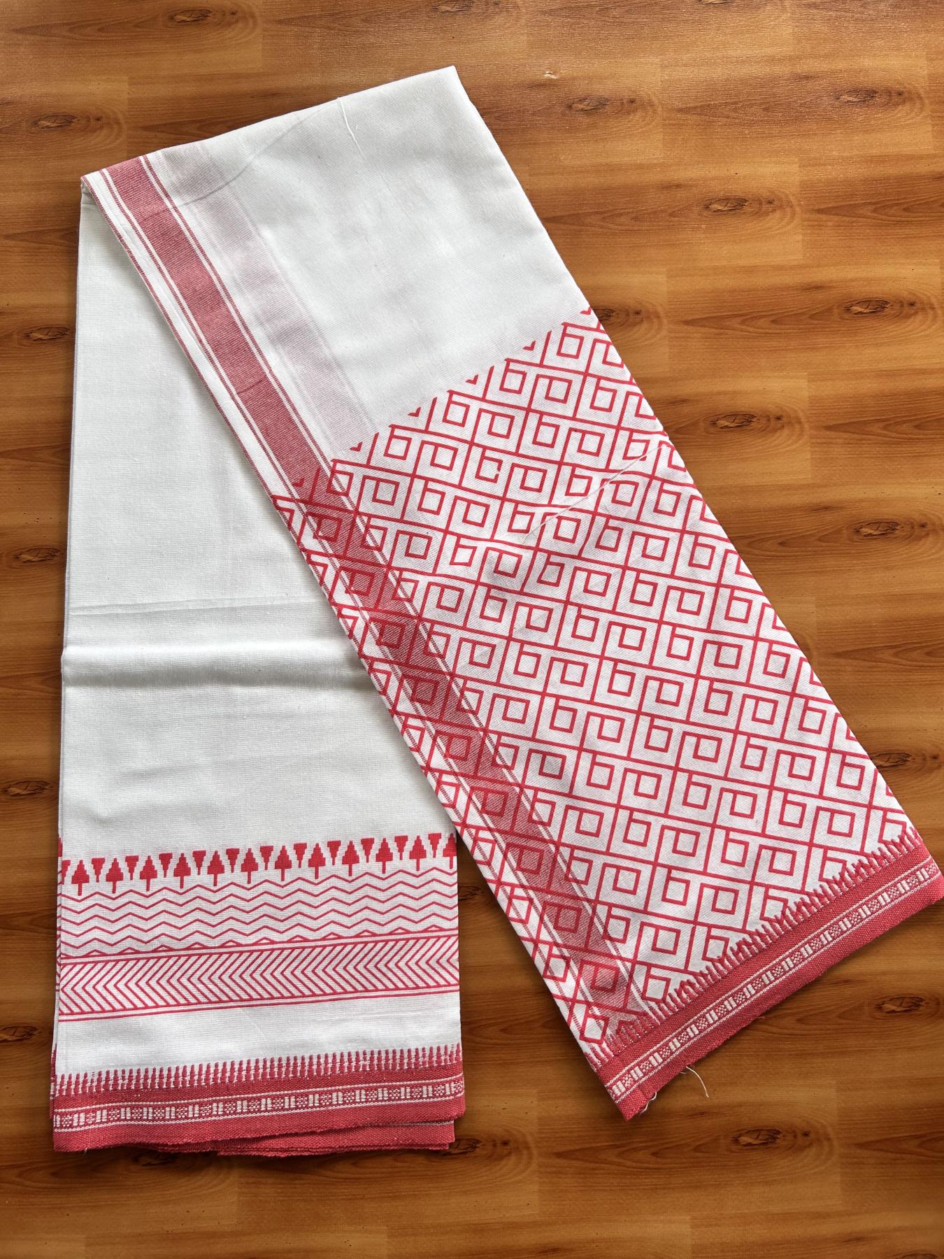 Kaitharikada - Single Kaily / Lungi - Mixed Cotton - 40s twisted - 1.25 inch Dark Pink Printed Design kara with Kuppadam Border  White colour body (2 meter / 4 muzham) - 4 KK8058 GAN