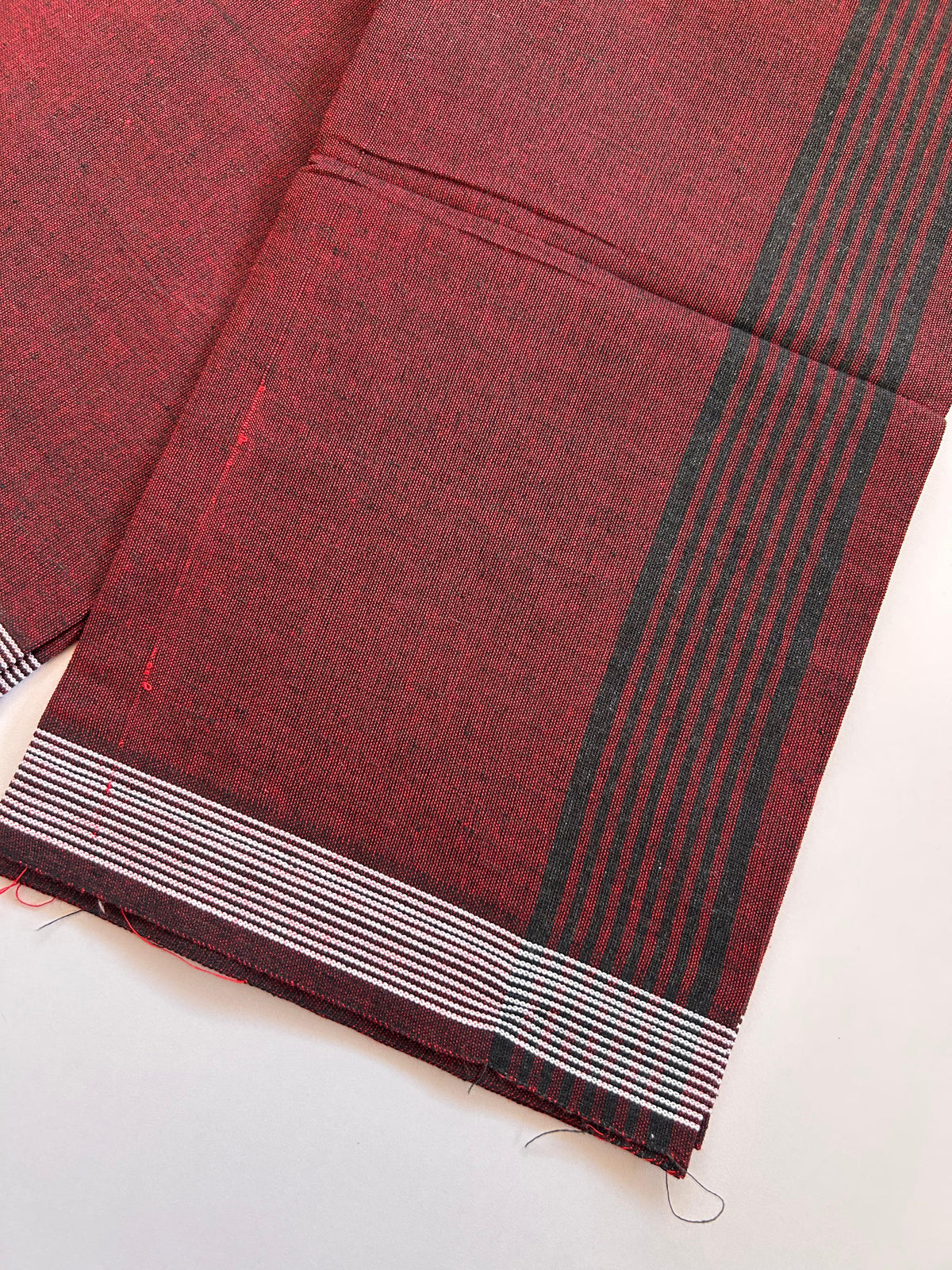 Kaitharikada - Single Kaily / Lungi - Mixed Cotton - (2/40s) twisted - 2.5 inch Black Striped kara with Maroon & Black Shaded colour body (2 meter / 4 muzham) - 5 KK8089 SAT
