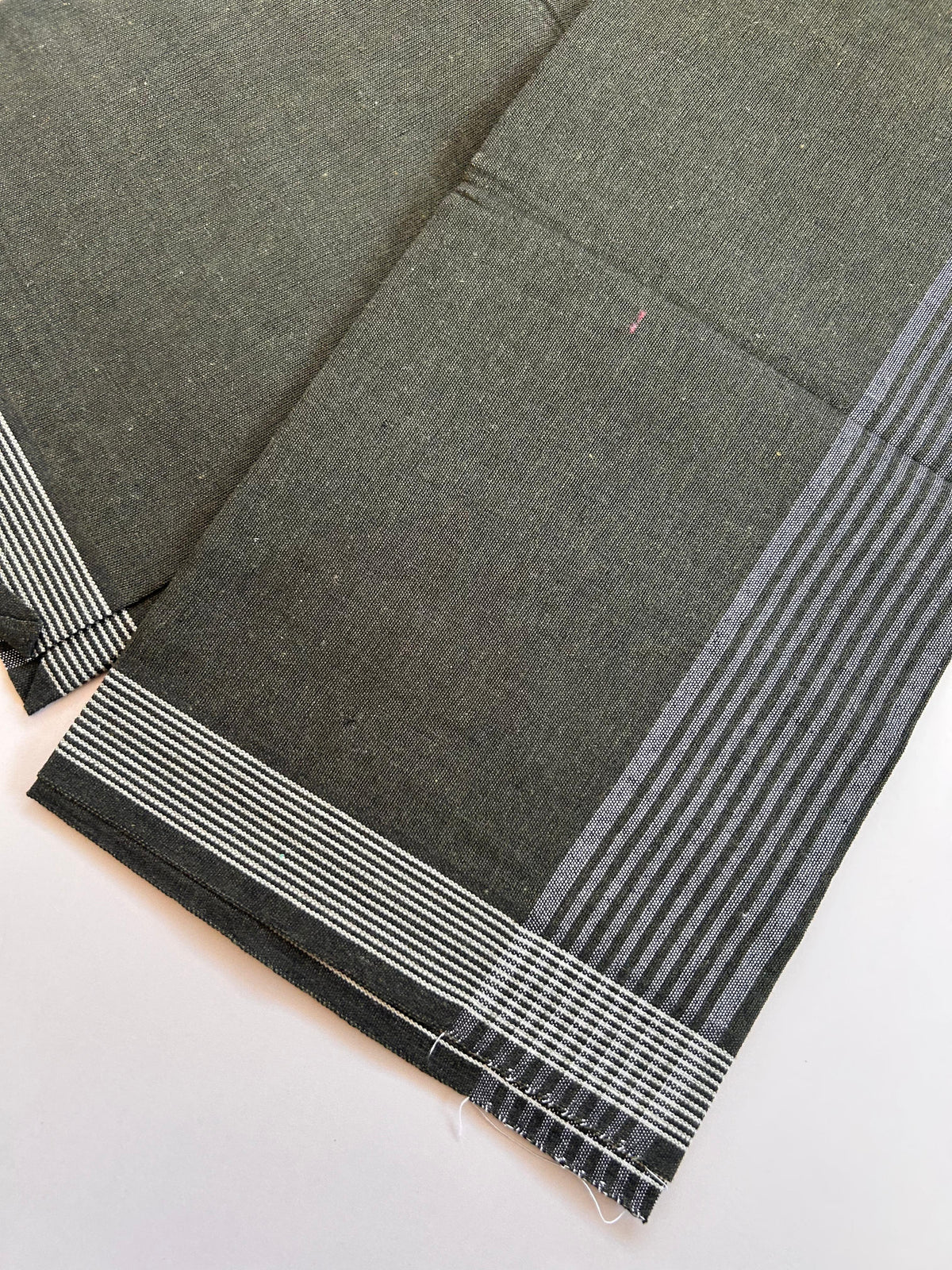 Kaitharikada - Single Kaily / Lungi - Mixed Cotton - (2/40s) twisted - 2.25 inch White Striped kara with Dark Olive Brown & Black Shaded colour body (2 meter / 4 muzham) - 11 KK8089 SAT