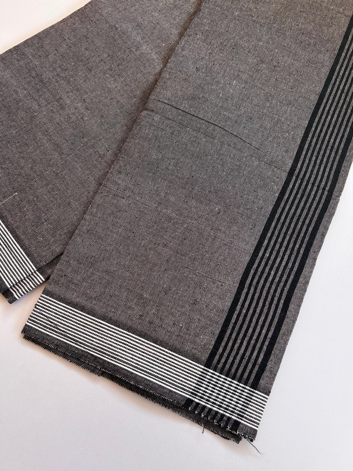 Kaitharikada - Single Kaily / Lungi - Mixed Cotton - (2/40s) twisted - 2.25 inch Black Striped kara with Light Pink & Black Shaded colour body (2 meter / 4 muzham) - 15 KK8089 SAT