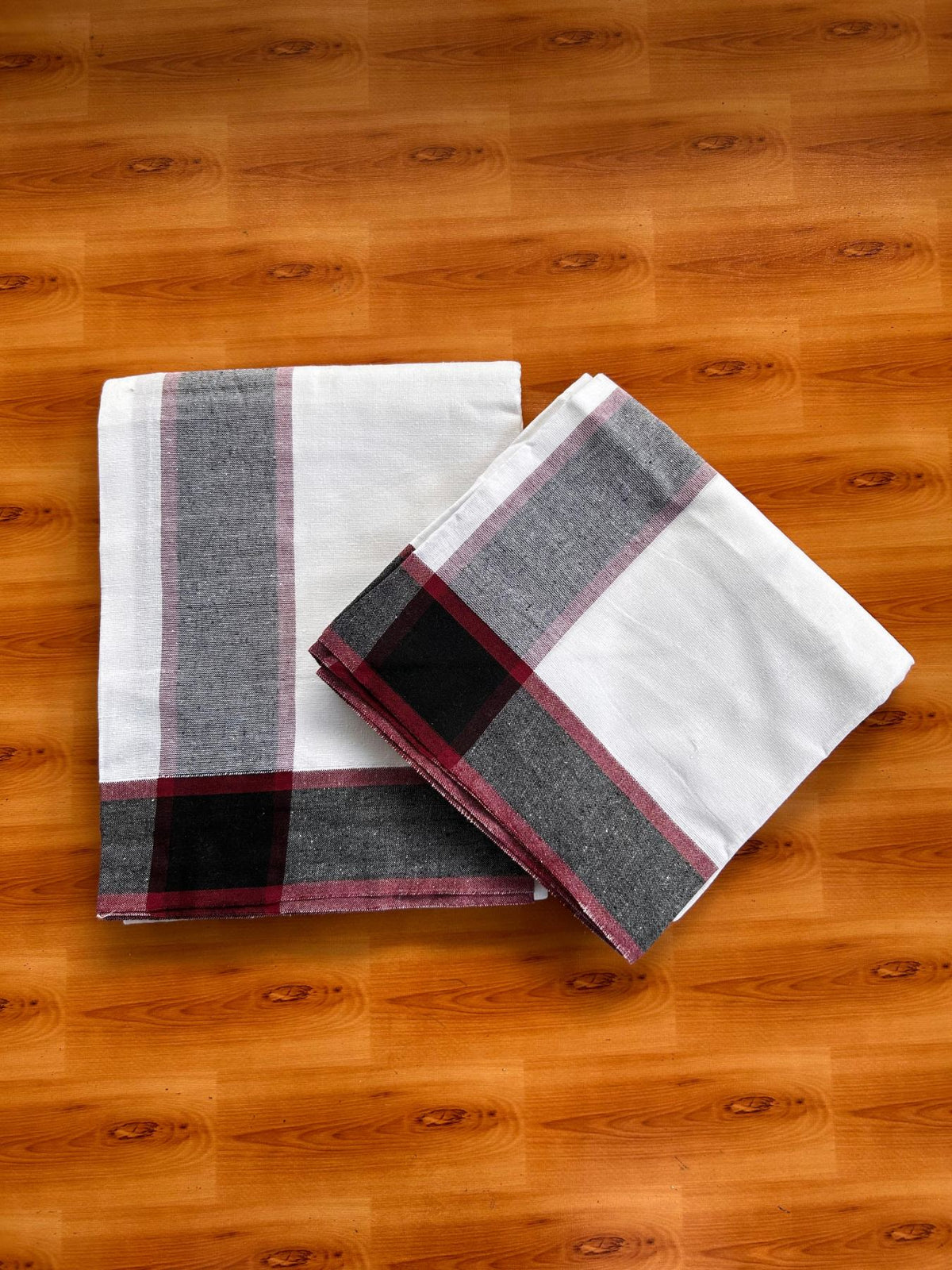 Kaitharikada Mixed cotton - Soft & Thick material - 2/40s thread - Single Lungi / Kaily & Neriyath set - 3 inch Black & Maroon kara With White Colour Body (2 meter / 4 muzham) - 2 KK8092 SAT