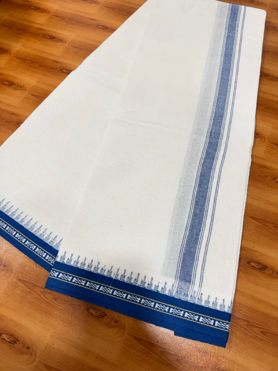 Kathar Type Single Mundu White 20S Pure Cotton Kaitharikada Special - Kaily / Lungi -  1.5 inch Blue Striped kara Kuppadam Border (2 meter / 4 muzham) - 5 KK5482 KUT