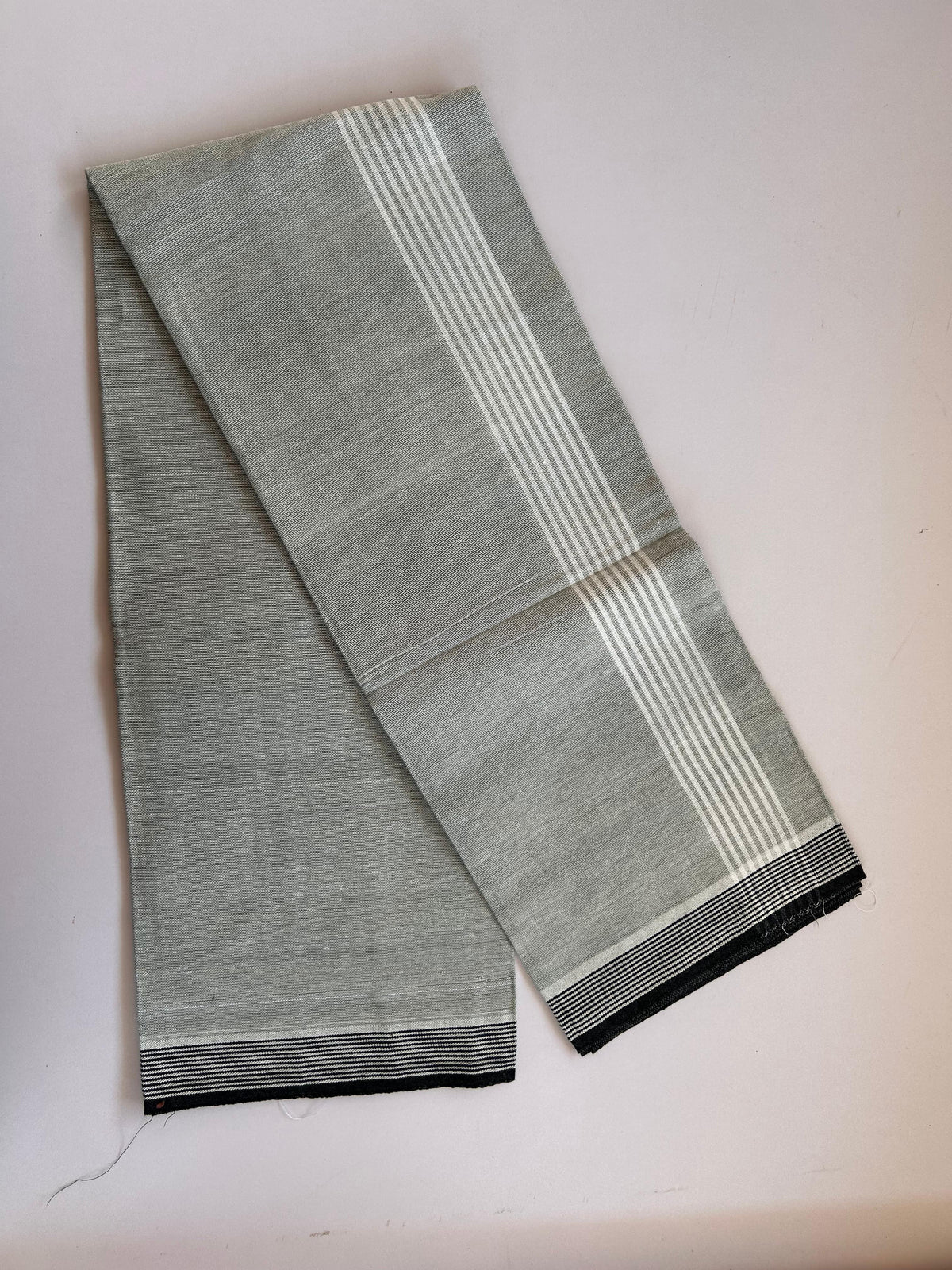 Kaitharikada - Single Kaily / Lungi - Mixed Cotton - (2/40s) twisted - 2 inch White Striped kara with Ash Mint & White Shaded colour body (2 meter / 4 muzham) - 21 KK8089 SAT