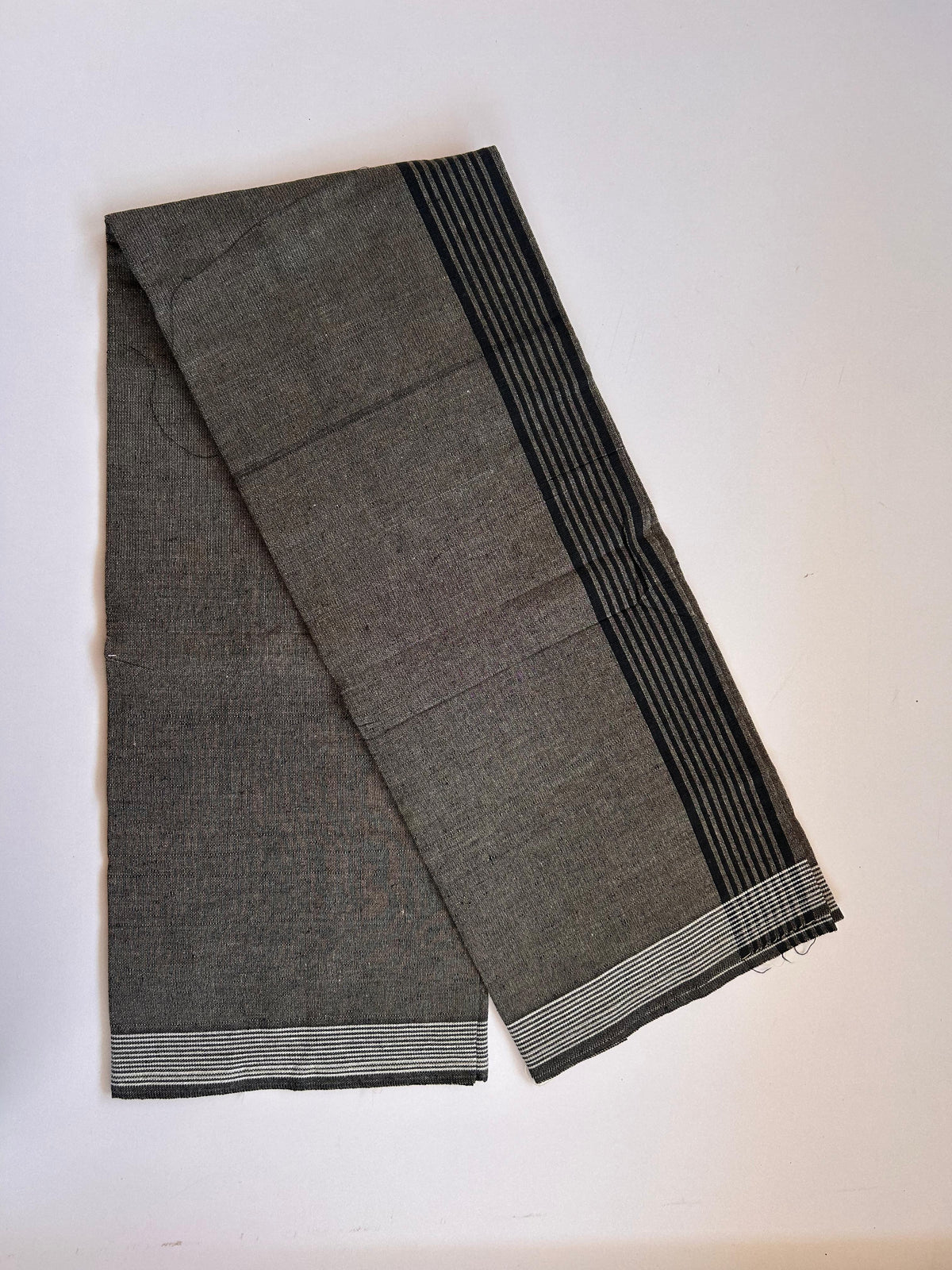 Kaitharikada - Single Kaily / Lungi - Mixed Cotton - (2/40s) twisted - 2 inch Black Striped kara with Creamy Peach & Black Shaded colour body (2 meter / 4 muzham) - 23 KK8089 SAT