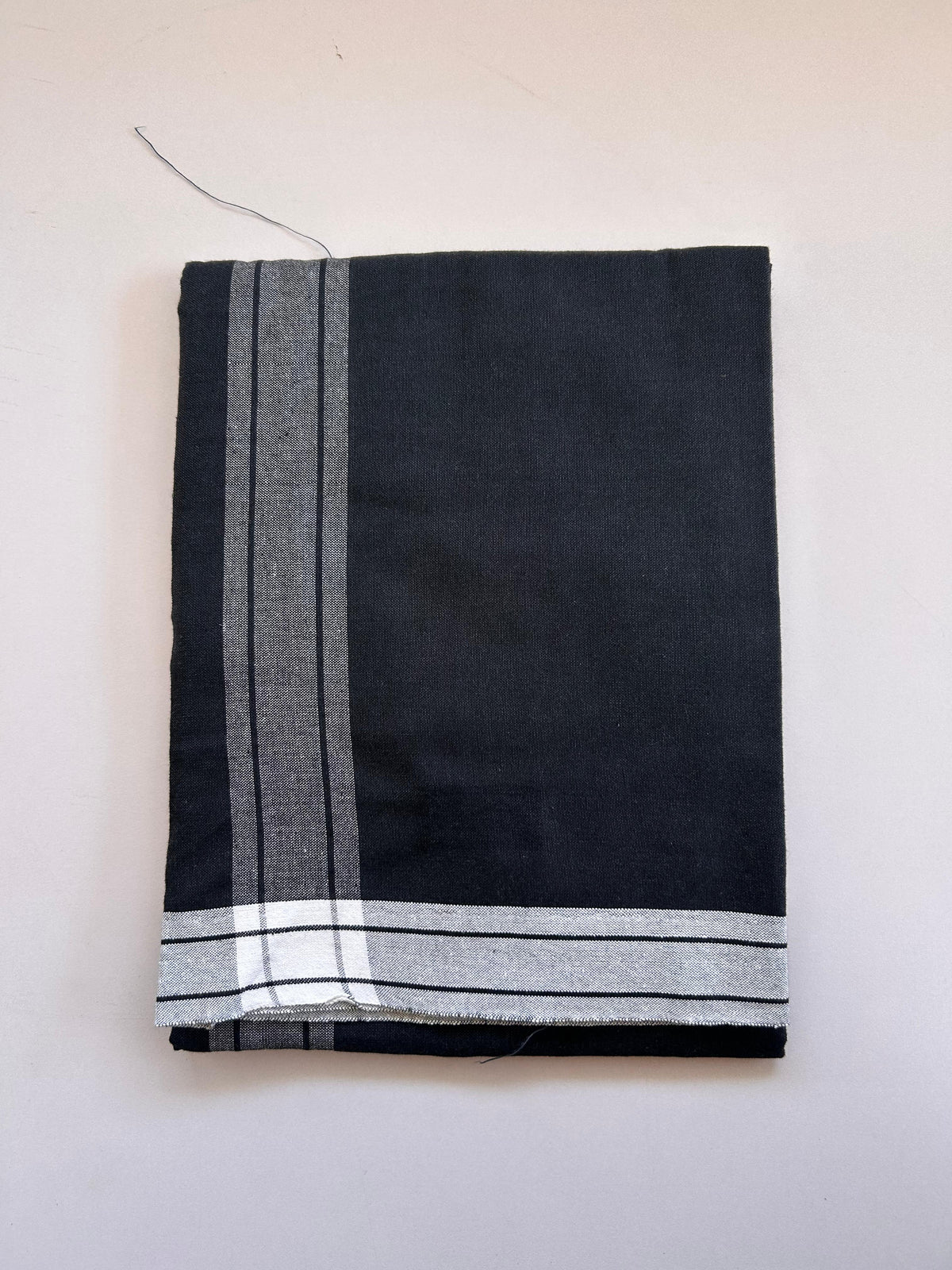 Kaitharikada - Single Kaily / Lungi - Mixed Cotton - (2/40s) twisted - 2 inch White Shaded kara with Dark Ash Blue & Black Shaded colour body (2 meter / 4 muzham) - 28 KK8089 SAT