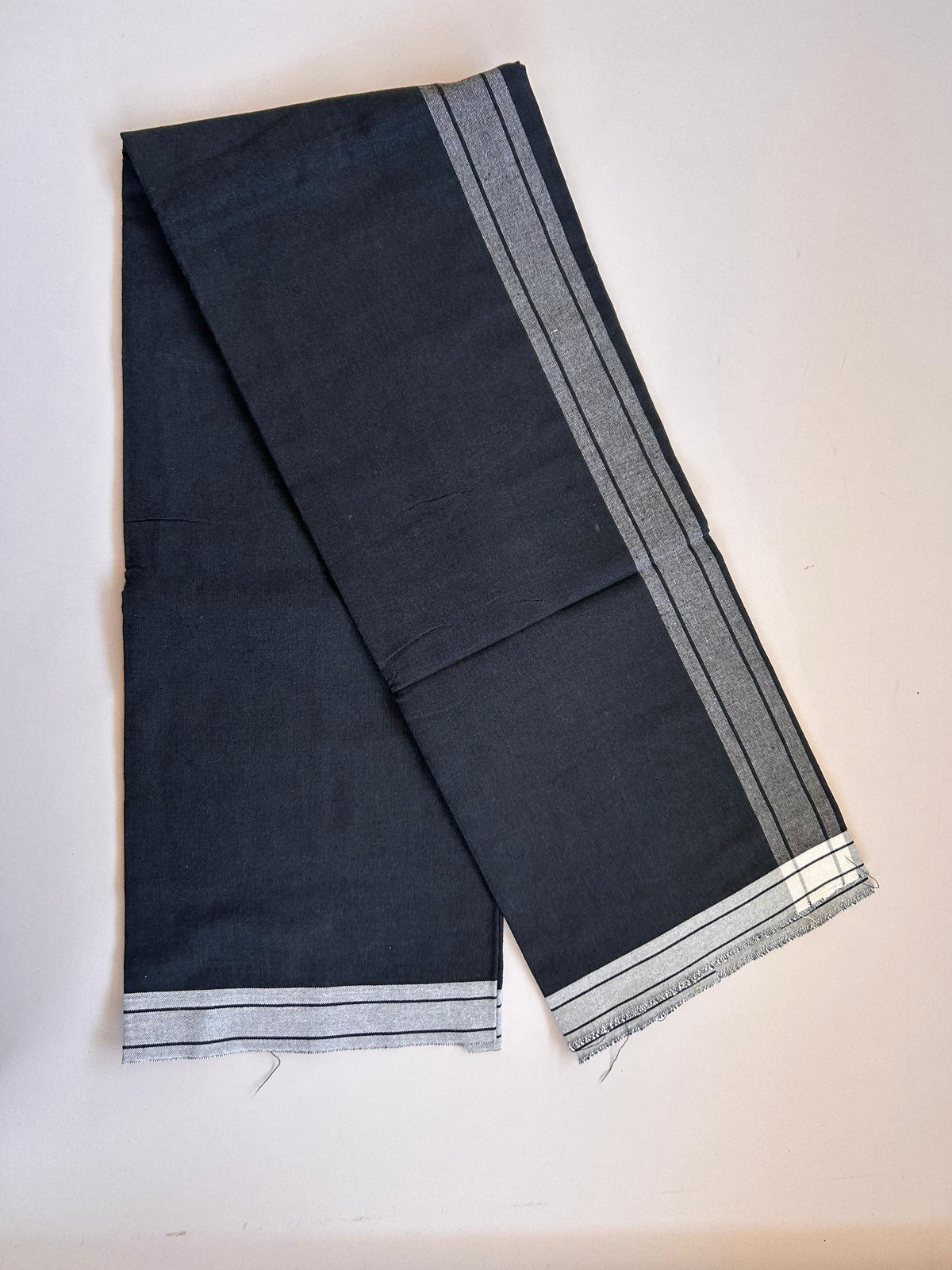 Kaitharikada - Single Kaily / Lungi - Mixed Cotton - (2/40s) twisted - 2 inch White Shaded kara with Dark Ash Blue & Black Shaded colour body (2 meter / 4 muzham) - 28 KK8089 SAT