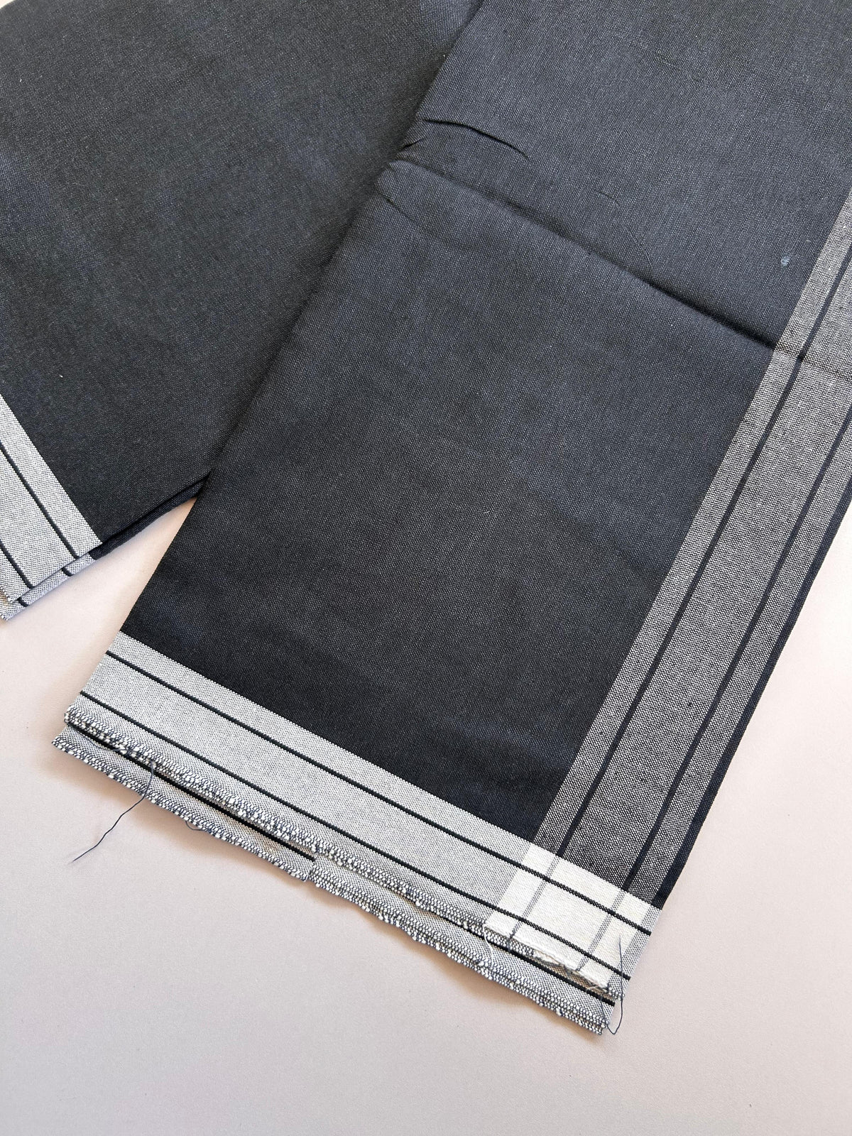 Kaitharikada - Single Kaily / Lungi - Mixed Cotton - (2/40s) twisted - 2 inch White Shaded kara with Dark Ash Blue & Black Shaded colour body (2 meter / 4 muzham) - 28 KK8089 SAT