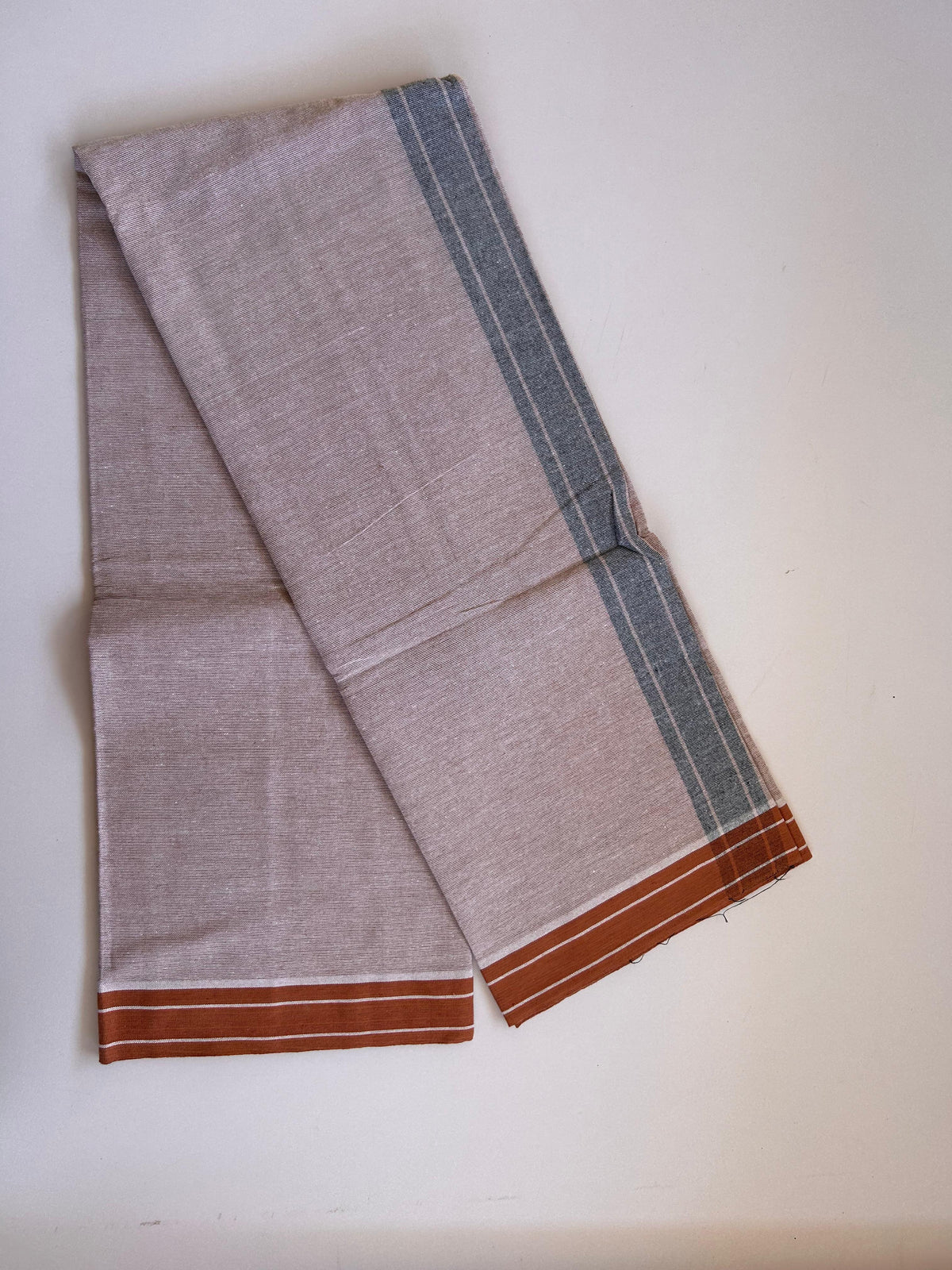 Kaitharikada - Single Kaily / Lungi - Mixed Cotton - (2/40s) twisted - 2 inch Black Shaded kara with Brown & White Shaded colour body (2 meter / 4 muzham) - 29 KK8089 SAT