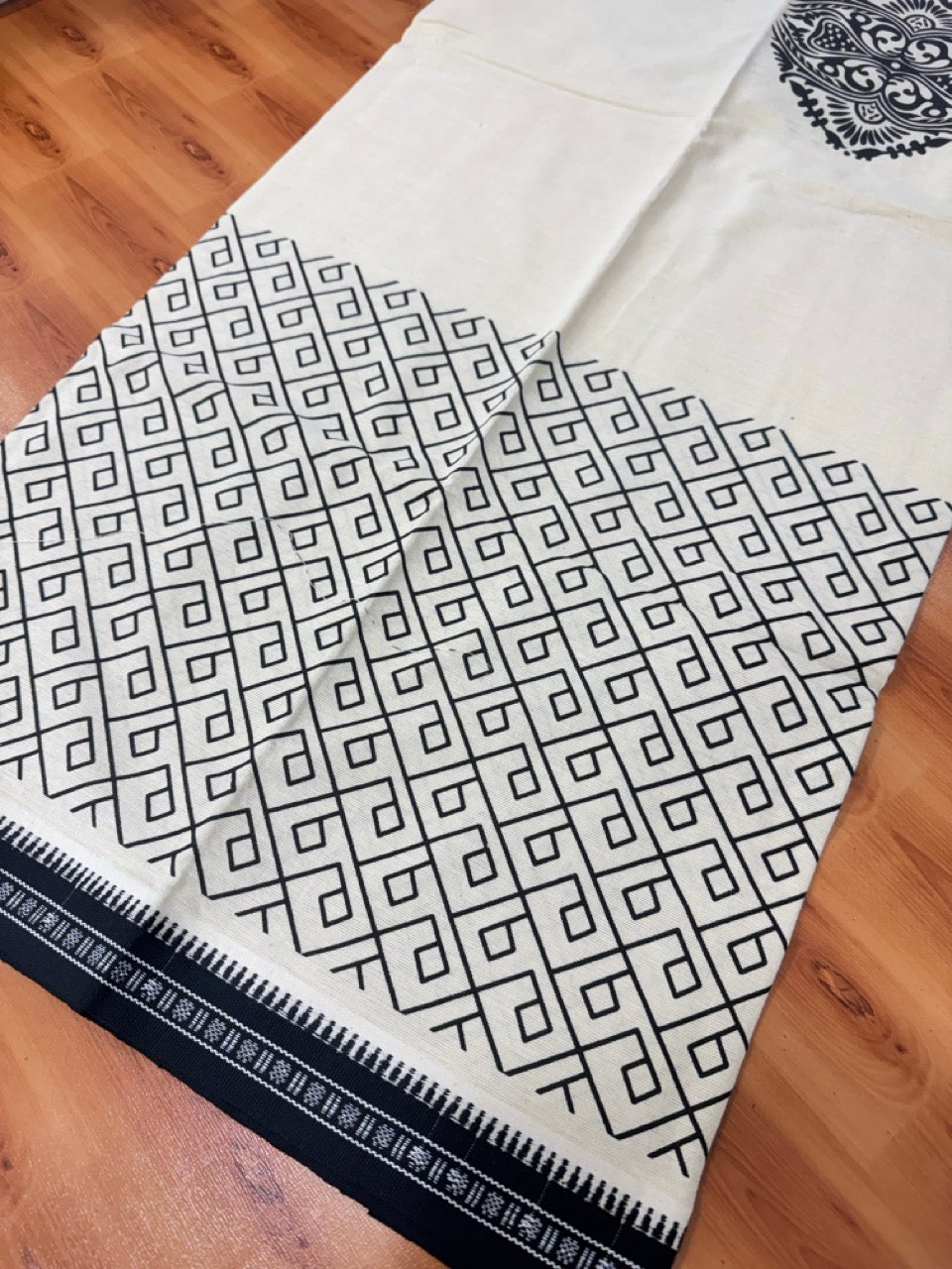 Printed Single Kaily / Lungi -Mixed Cotton - Kaitharikada - 40s twisted - Black Design printed kuppadam kara with Off White colour body (2 meter / 4 muzham) - 100 KK8069 GAN