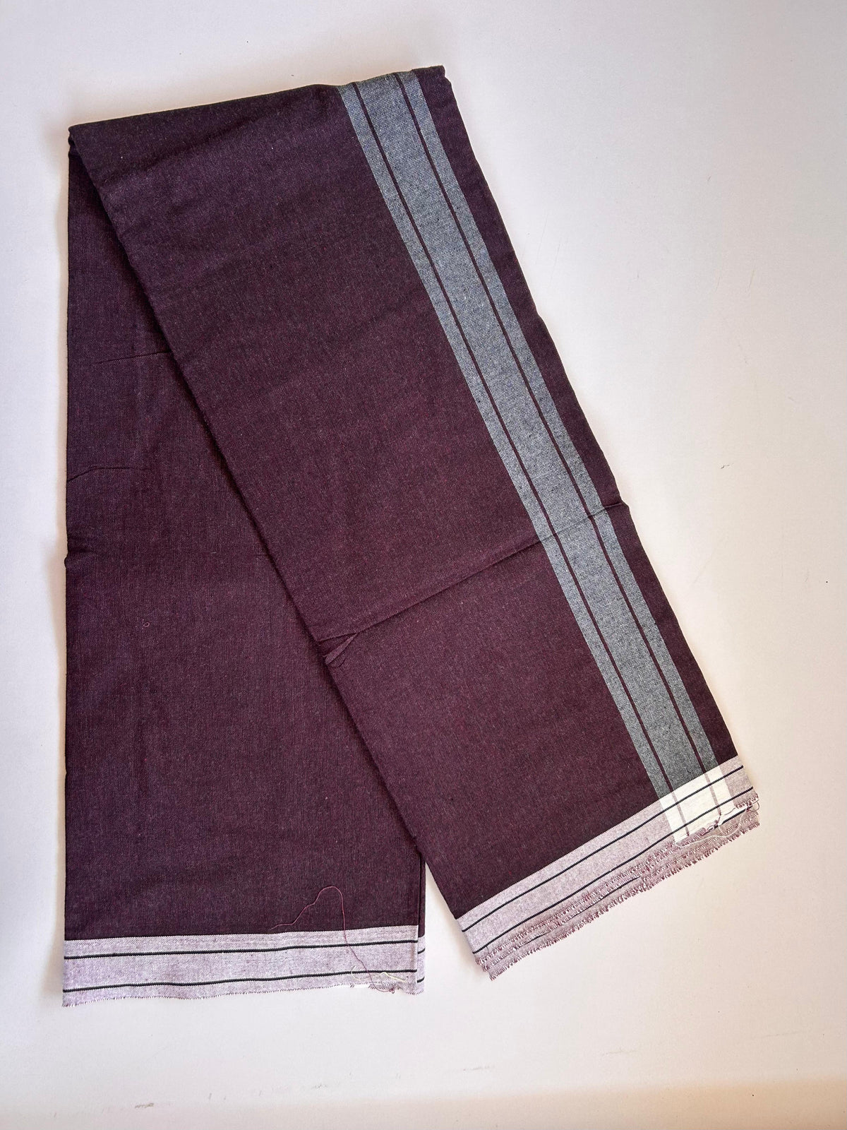 Kaitharikada - Single Kaily / Lungi - Mixed Cotton - (2/40s) twisted - 2 inch White Shaded kara with Wine & Black Shaded colour body (2 meter / 4 muzham) - 31 KK8089 SAT