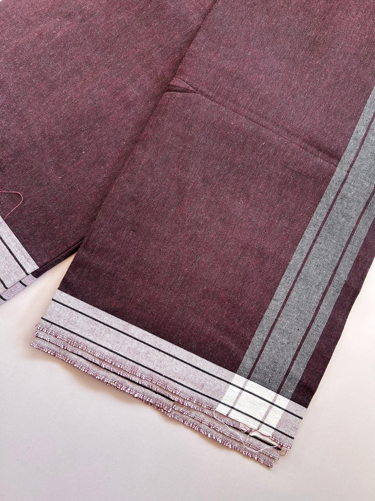 Kaitharikada - Single Kaily / Lungi - Mixed Cotton - (2/40s) twisted - 2 inch White Shaded kara with Wine & Black Shaded colour body (2 meter / 4 muzham) - 31 KK8089 SAT
